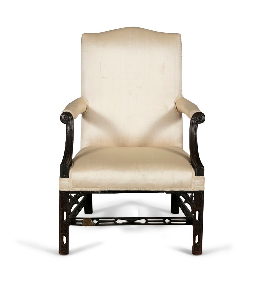 Null 一把爱尔兰雕刻的桃花心木扶手椅，18世纪，以中国的Chippendale方式，拱形的长方形靠背和软垫座椅上覆盖着米白色的织物，在穿孔的浮雕腿上，由一个&hellip;