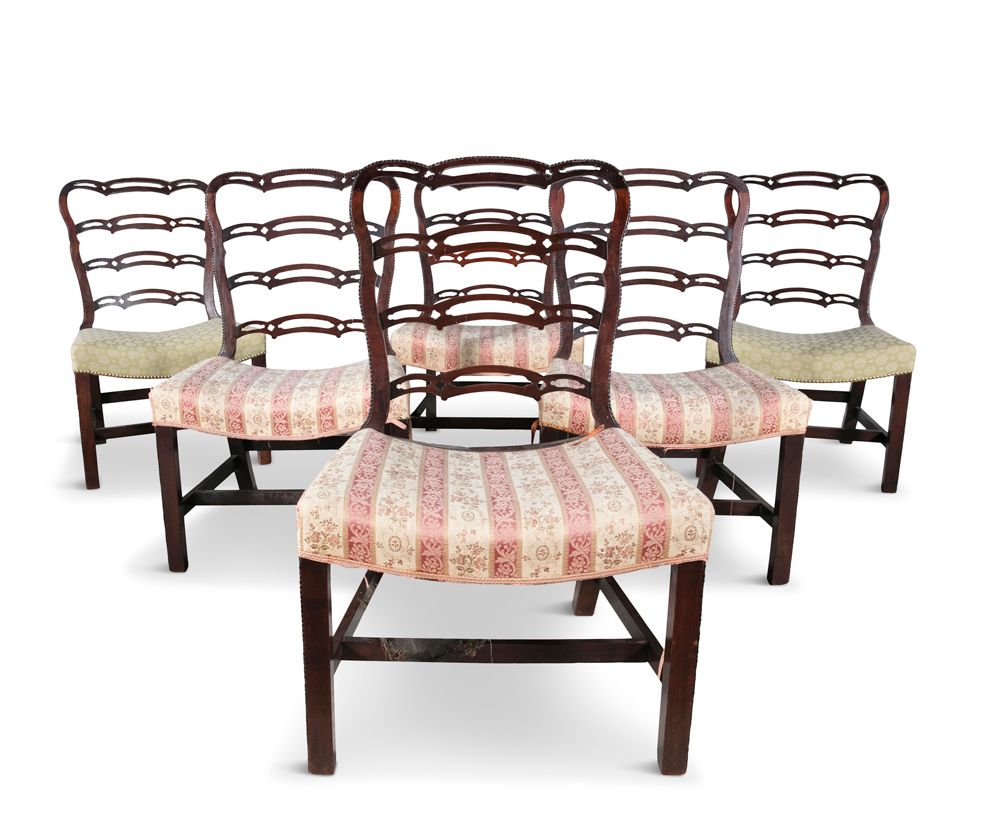 Null 一套精美的六把爱尔兰桃花心木餐椅，约1760年，珠子框架内的四叶形穿孔水平花板，马鞍座的比例很大，放在带有珠子装饰的方腿上，由担架连接。
