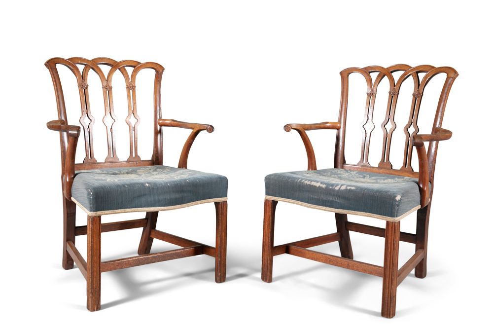 Null 一对乔治三世哥特式风格的浅色桃花心木框架扶手椅，穿孔的背部有交织的哥特式拱顶，上面有三个穿孔的栏杆，有风格化的四叶草，卷轴扶手，有软垫的蛇形座椅，用方&hellip;