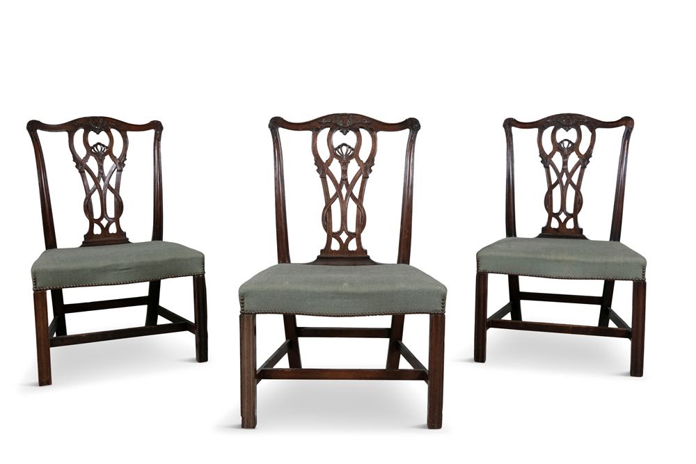 Null 乔治三世桃花心木餐椅一套，每个长方形的椅背上都有穿孔的交错花纹，下面是有褶皱的顶轨，有软垫的填充座椅，有H型支架连接的槽形椅腿