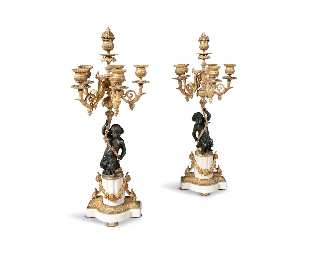 Null 一对19世纪的奥莫卢和青铜雕像烛台，四个烛台的枝干由普蒂支撑着，站在圆形凹槽大理石底座和镀金铜脚上。高48厘米