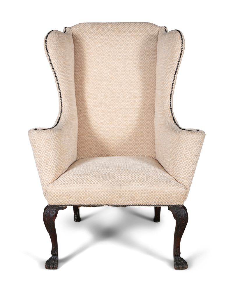 Null 一个爱尔兰乔治二世的红木框架温布衣扶手椅，覆盖着柔软的奶油色软垫，支撑在尖顶的卡布罗尔腿上，带有毛爪的脚。129厘米高 x 93 x 76厘米