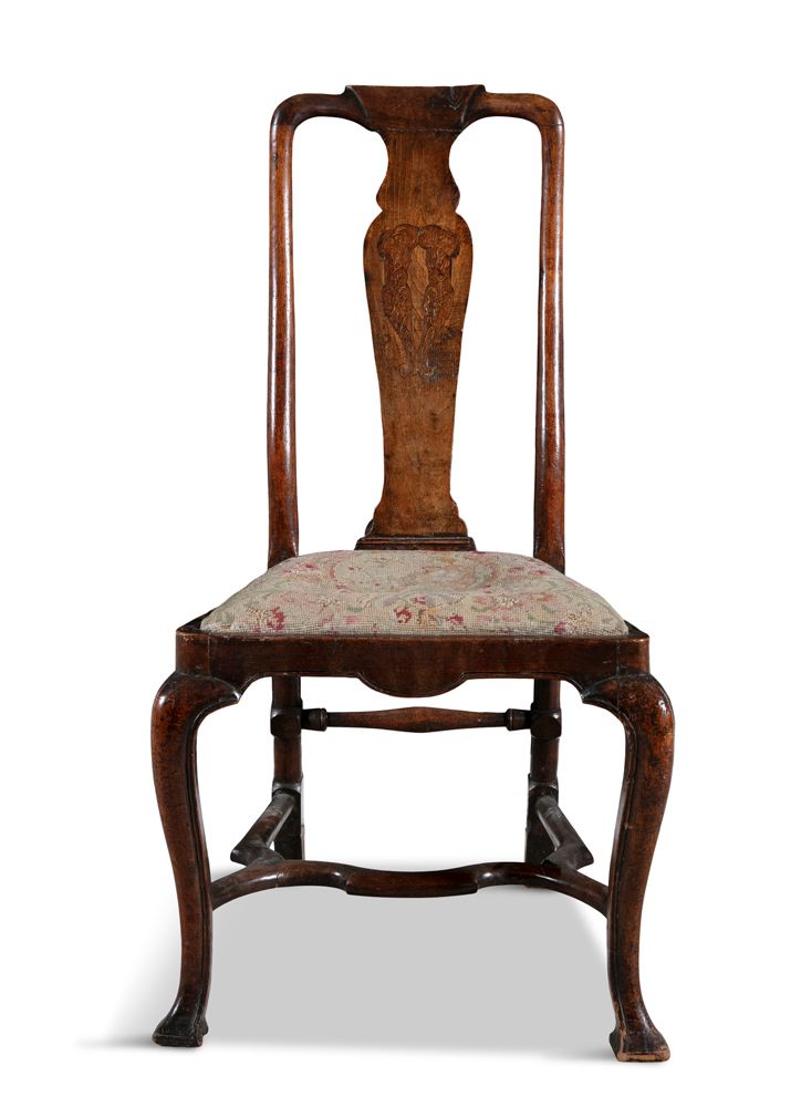 Null 18世纪初爱尔兰乔治三世王朝的花梨木边椅，有花瓶形挡板和落地式座椅，带平担架的卡布罗尔腿。