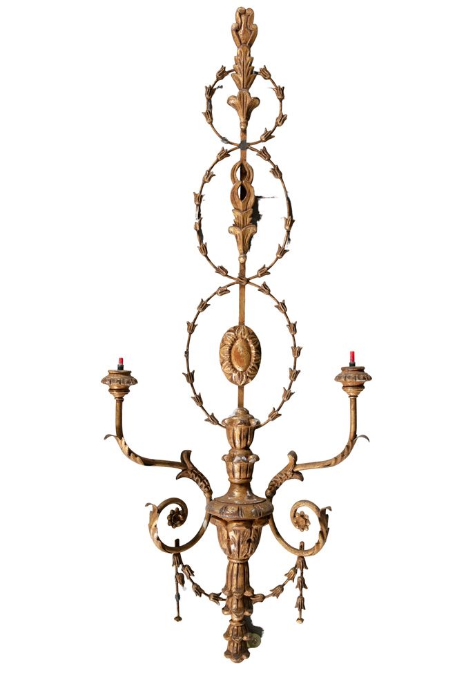 Null 一套四件近代古典风格的锡木和锡金属双灯壁炉，有高大的铃铛花装饰的立柱，应用雕刻的叶子图案和奖章，瓮形的底座支持双卷轴的烛台，有摇摆装饰。111 x 4&hellip;