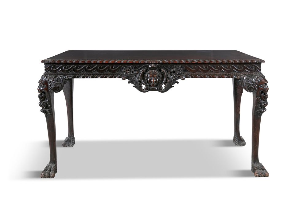 Null 19世纪乔治三世风格的红木矩形边桌，顶部有镶边，上面是以人类面具为中心的门楣，两侧是有面具顶的凸形腿。150 x 70厘米