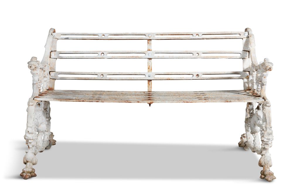 Null 一对19世纪铸铁铁路长椅，根据FURNESS铁路公司的设计，侧面穿孔装饰有松鼠吃葡萄的图案。高85厘米x宽126厘米x深60厘米