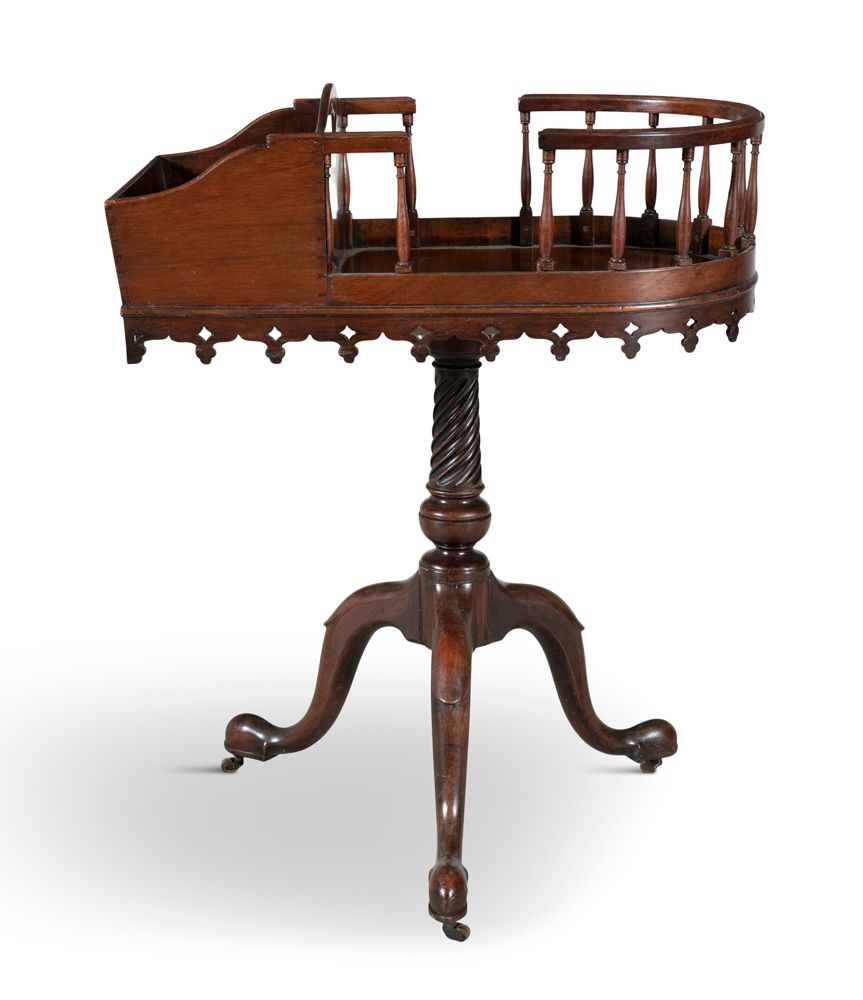 Null 乔治三世红木餐具和盘子架，约1770年，有盒子和弓形画廊旋转顶部，三脚架支撑。56厘米，高67厘米
