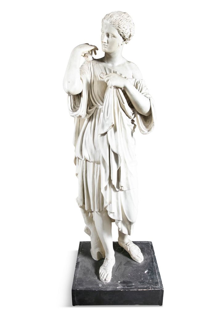 Null 古典罗马女性形象的彩绘石膏模型，按照HUMPHRY HOPPER的风格系上了她的纽扣，架在块状彩绘基座和脚轮上。高183厘米