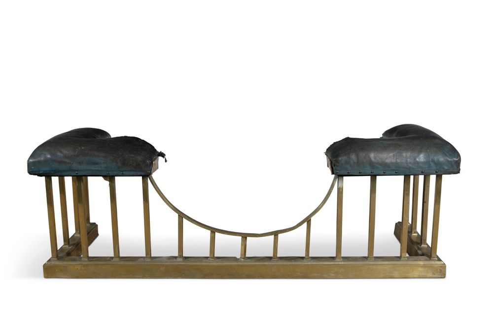 Null 一把维多利亚晚期的铜质和皮革软垫的俱乐部围栏，有角度的角落座位和倾斜的中心，有方形的酒吧支撑和基座。155厘米宽x 51厘米高x 50厘米深