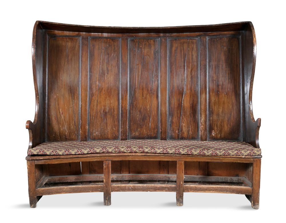 Null 乔治一世橡木和胡桃木高靠背沙发，凸起的五块板背上有侧边的护栏，长椅上有松软的方块垫子，方腿由普通的担架连接。高151厘米x宽192厘米x深48厘米