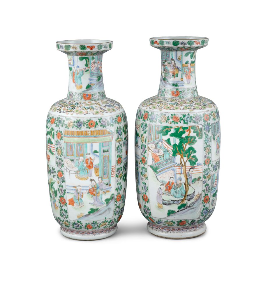 Null 一对CHINES FAMILLE VERTE "ROULEAU "花瓶，清代，19世纪，每个都有喇叭形的边缘和腰颈，瓶身绘有彩色的色调，有花园露台上的&hellip;