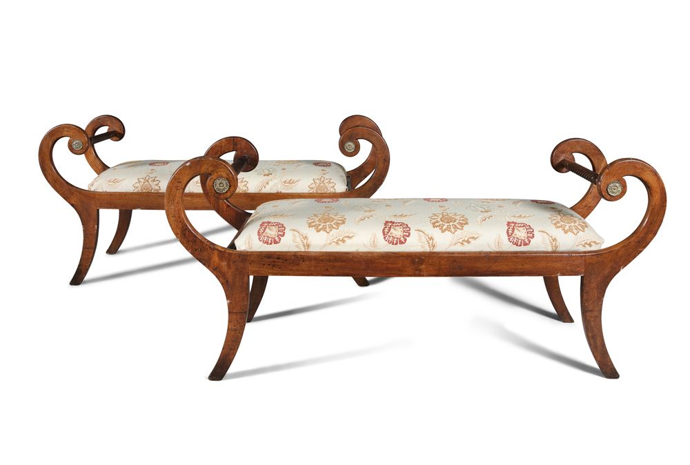 Null 一对爱尔兰王室时代的桃花心木窗帘椅，有内卷的扶手，扭曲的支柱，马刀腿，黄铜玫瑰花架，放入软垫的座位。长131厘米，宽43厘米