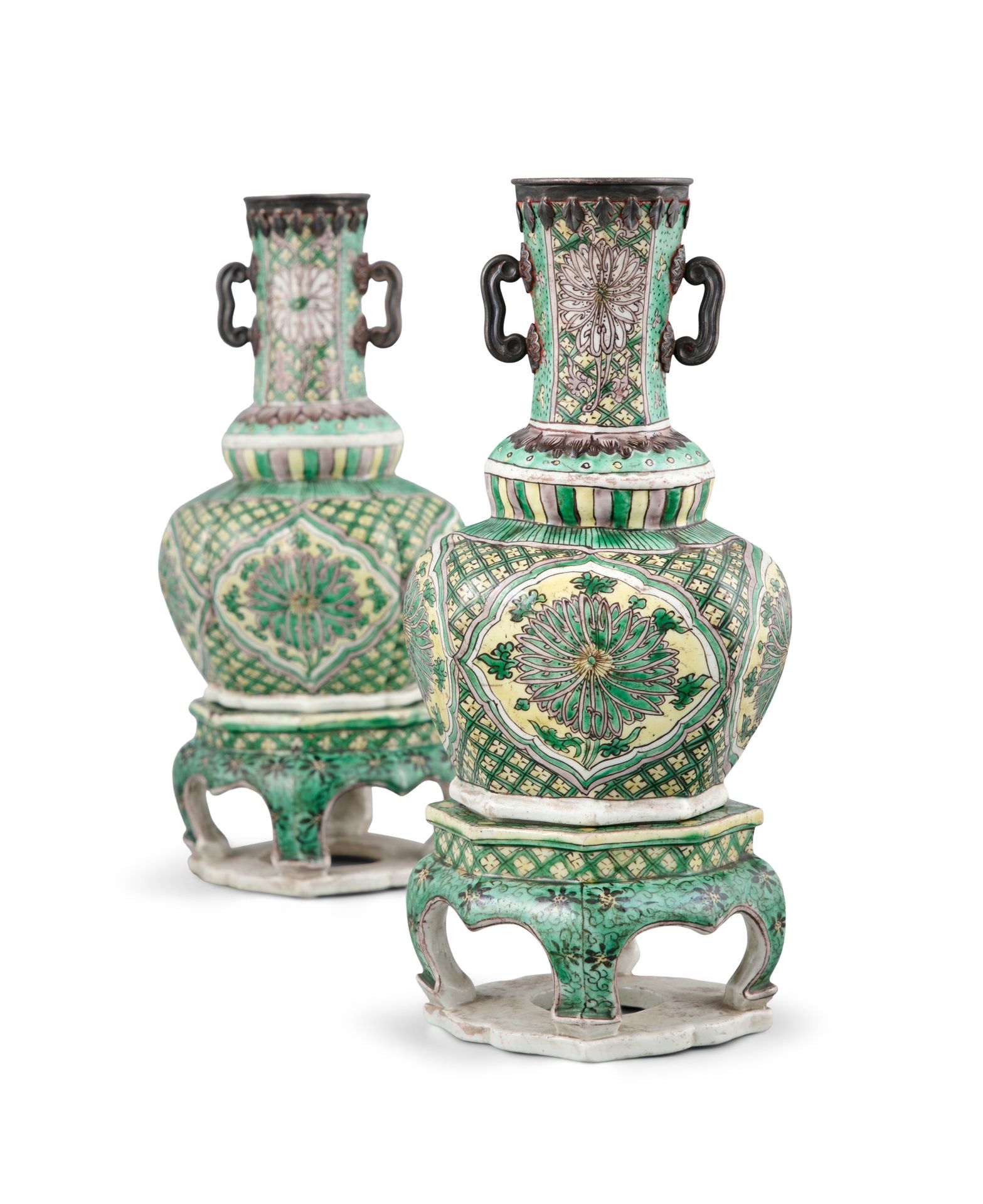 一对六边形花瓶和支架中国，清朝，康熙时期一对八角形花瓶在扇形的脚环