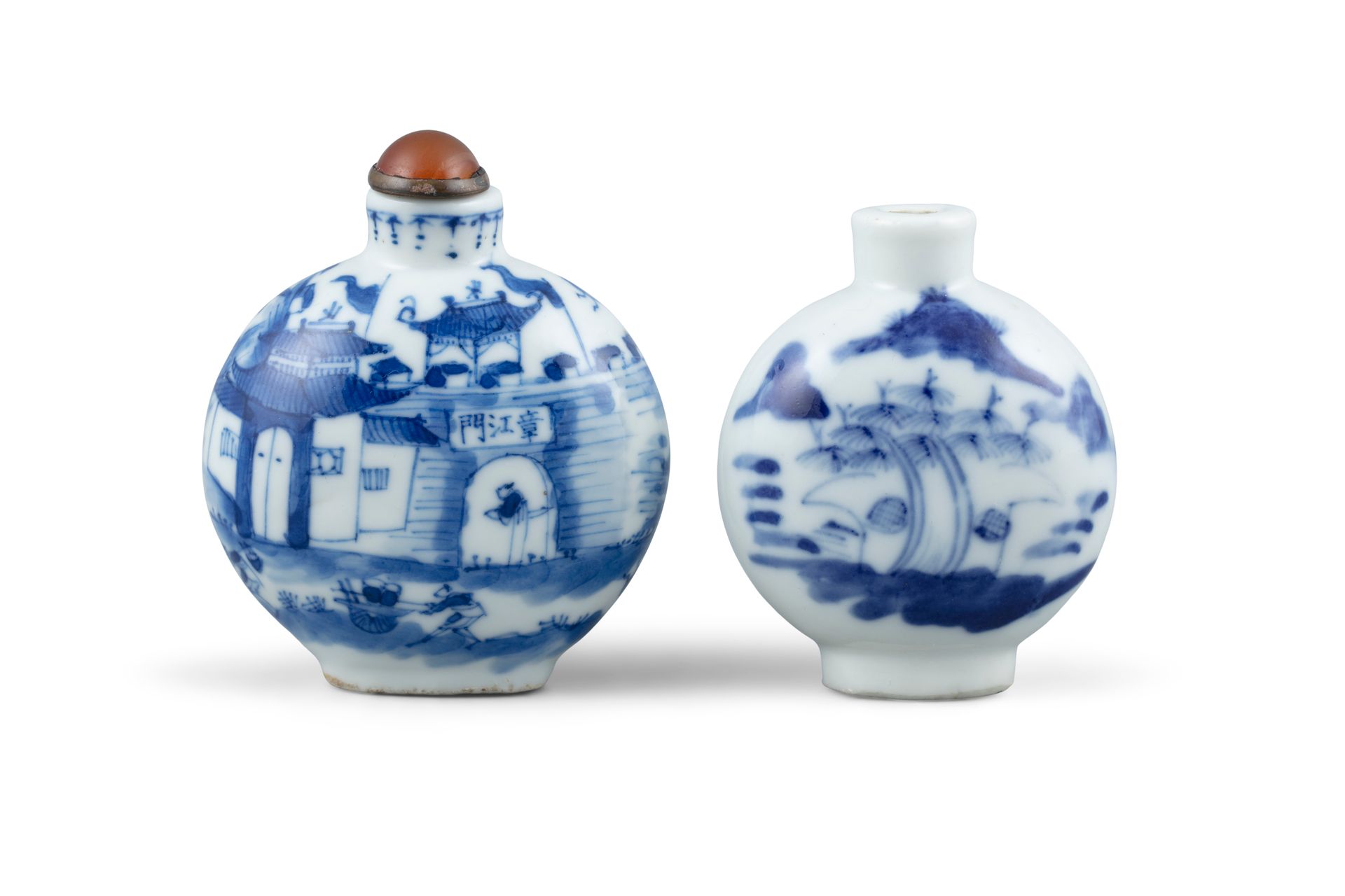 Null 一组两（2）件蓝白瓷鼻烟壶 中国，晚清，19世纪 第一件是扁卵形的，装饰着一个城市的字，一个门上刻着 "章江门"，一个亭子上刻着 "泰月王阁"。第二件&hellip;
