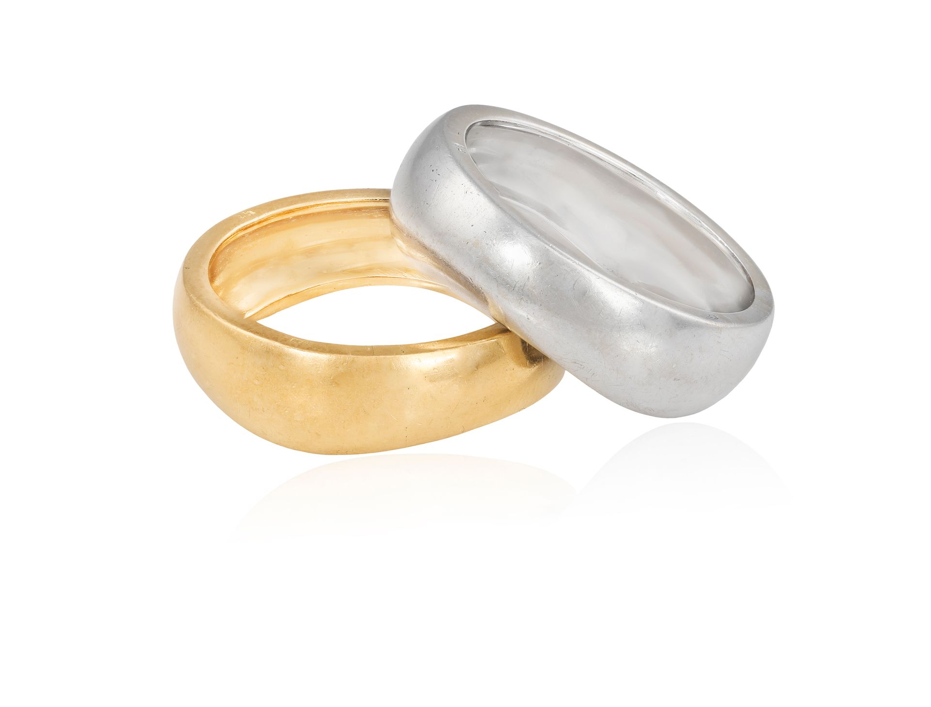 Null 两枚金戒指，由CARTIER制作，每一个波浪形的抛光带都是合在一起的，一个是黄色18K金，一个是18K白金，有 "Cartier Société An&hellip;