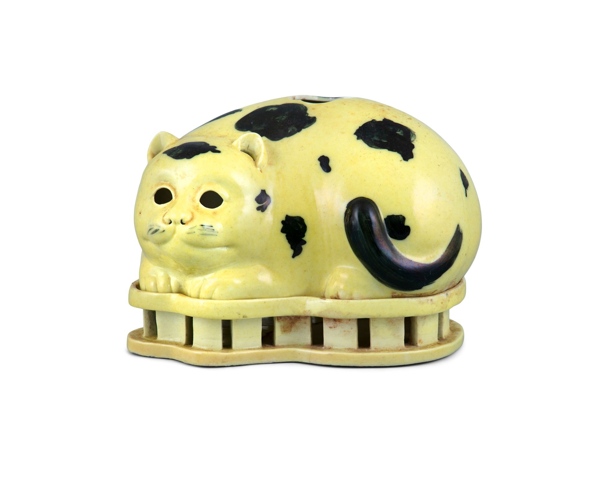 Null *A RARE CHINESE EXPORT PORCELAIN CAT NIGHT LIGHT AND STAND China, Qing Dyna&hellip;