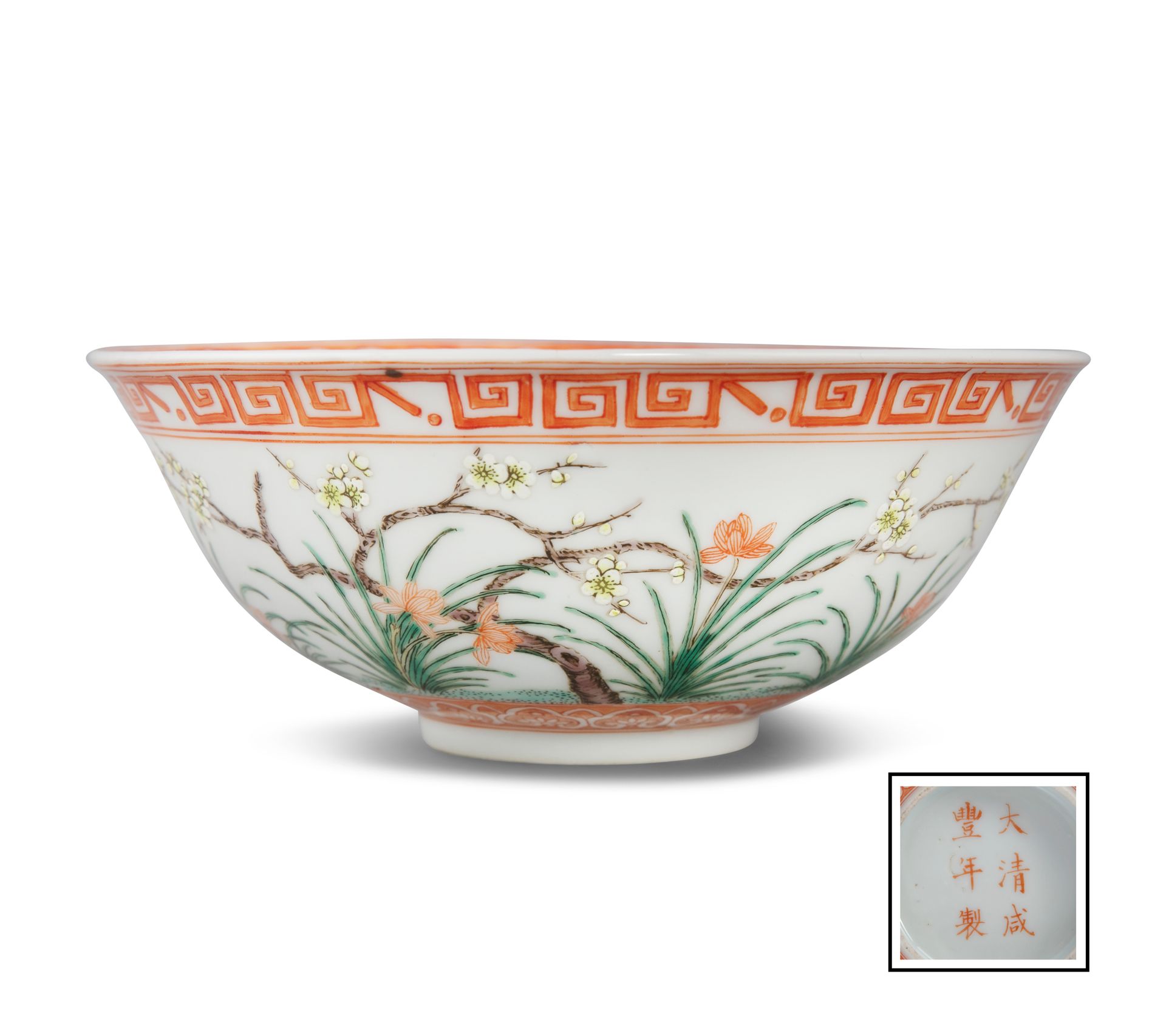 Null 精致的粉彩 "梅花、莲花和灵芝 "瓷碗 中国，20世纪 搁置在一个环形脚上，圆形的碗身和圆角的边缘。内外都用粉彩和珊瑚彩绘出荷花、梅花和灵芝的图案。底&hellip;