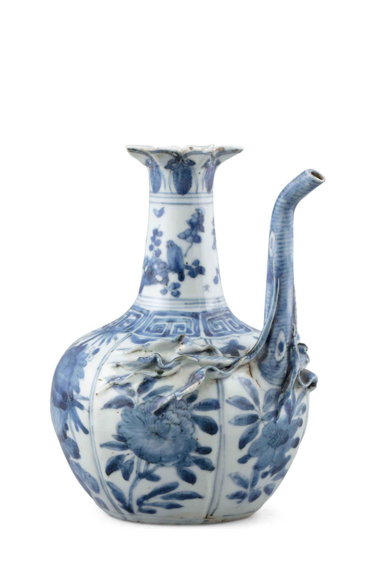 Null 一个蓝白瓷 "POMEGRANATE "水壶，建迪中国，万历时期 釉下钴蓝装饰的面板上有花朵。壶嘴周围有叶子的浮雕设计。高：16厘米