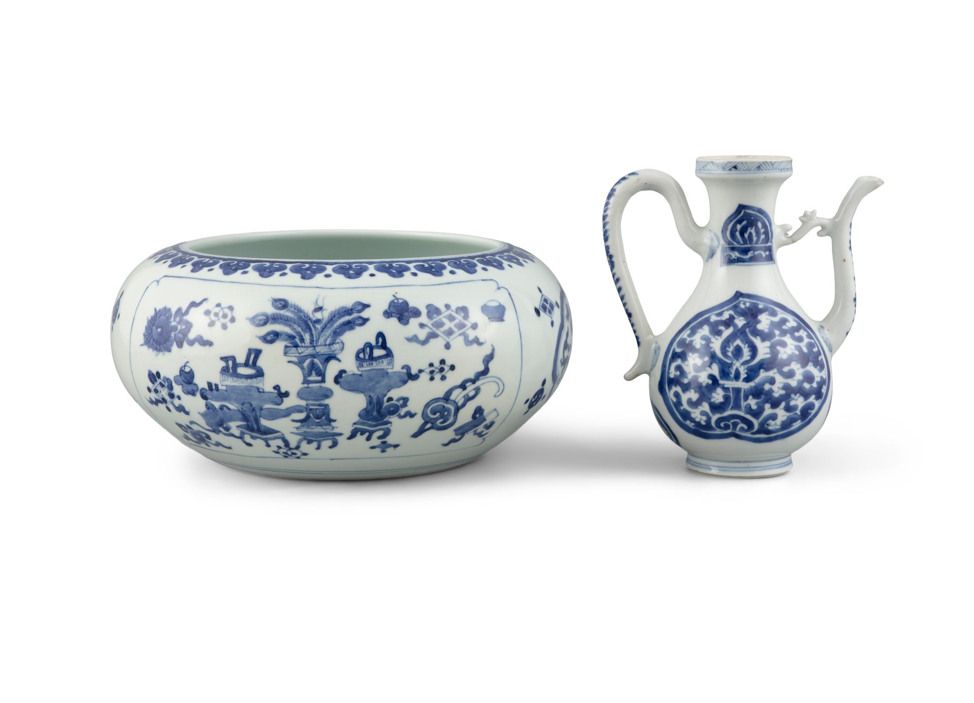 Null 一组两（2）件蓝白康熙风格的瓷器 中国，康熙风格 一件是装饰有吉祥器皿的大香炉。第二件是用于伊斯兰市场的陶器。 高（陶器）：17厘米 - 深（香炉）：&hellip;