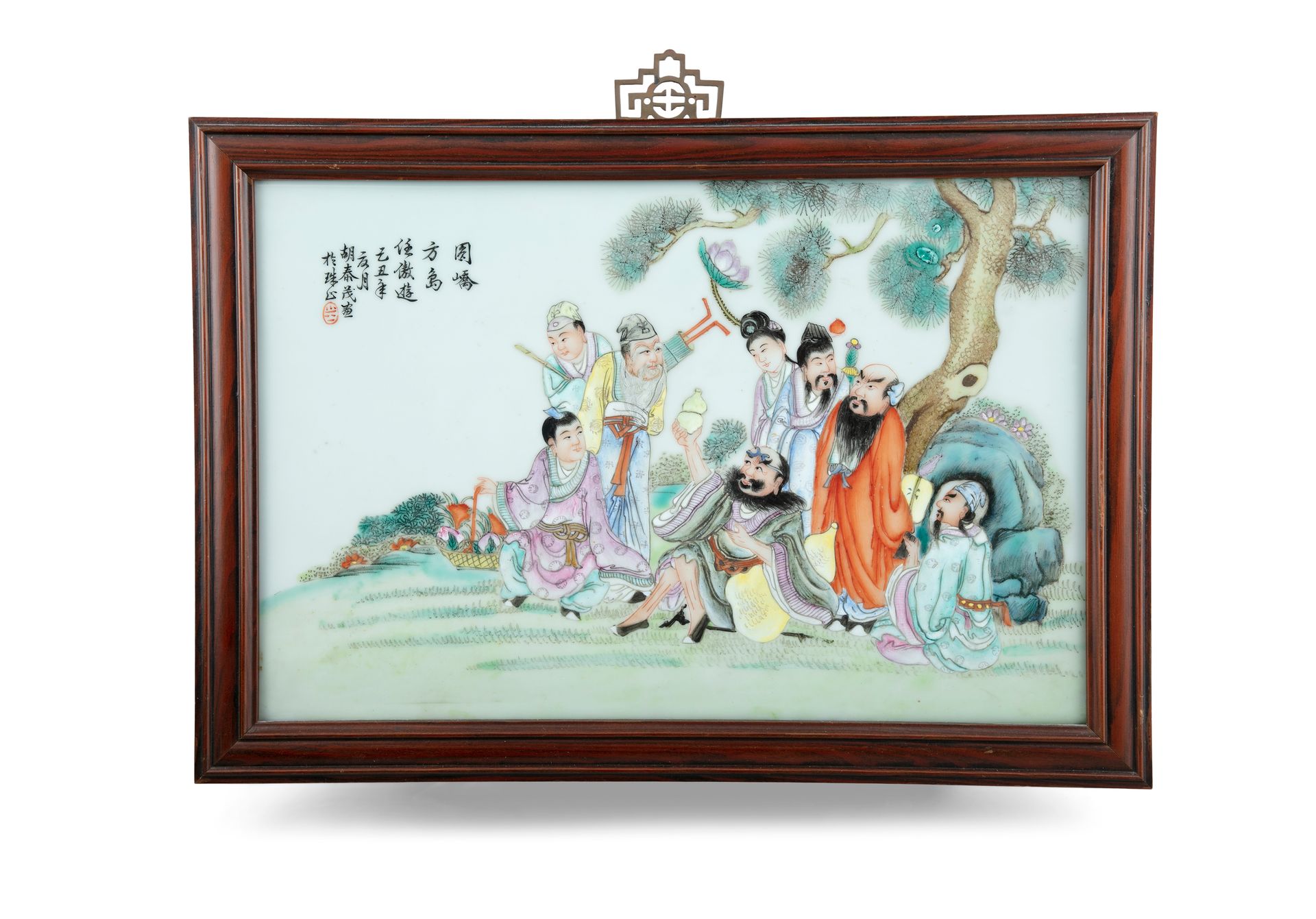 Null A FAMILLE ROSE 'EIGHT IMMORTALS' PORCELAIN PLAQUE BY HU TAIMAO 胡泰茂 Cina, XX&hellip;