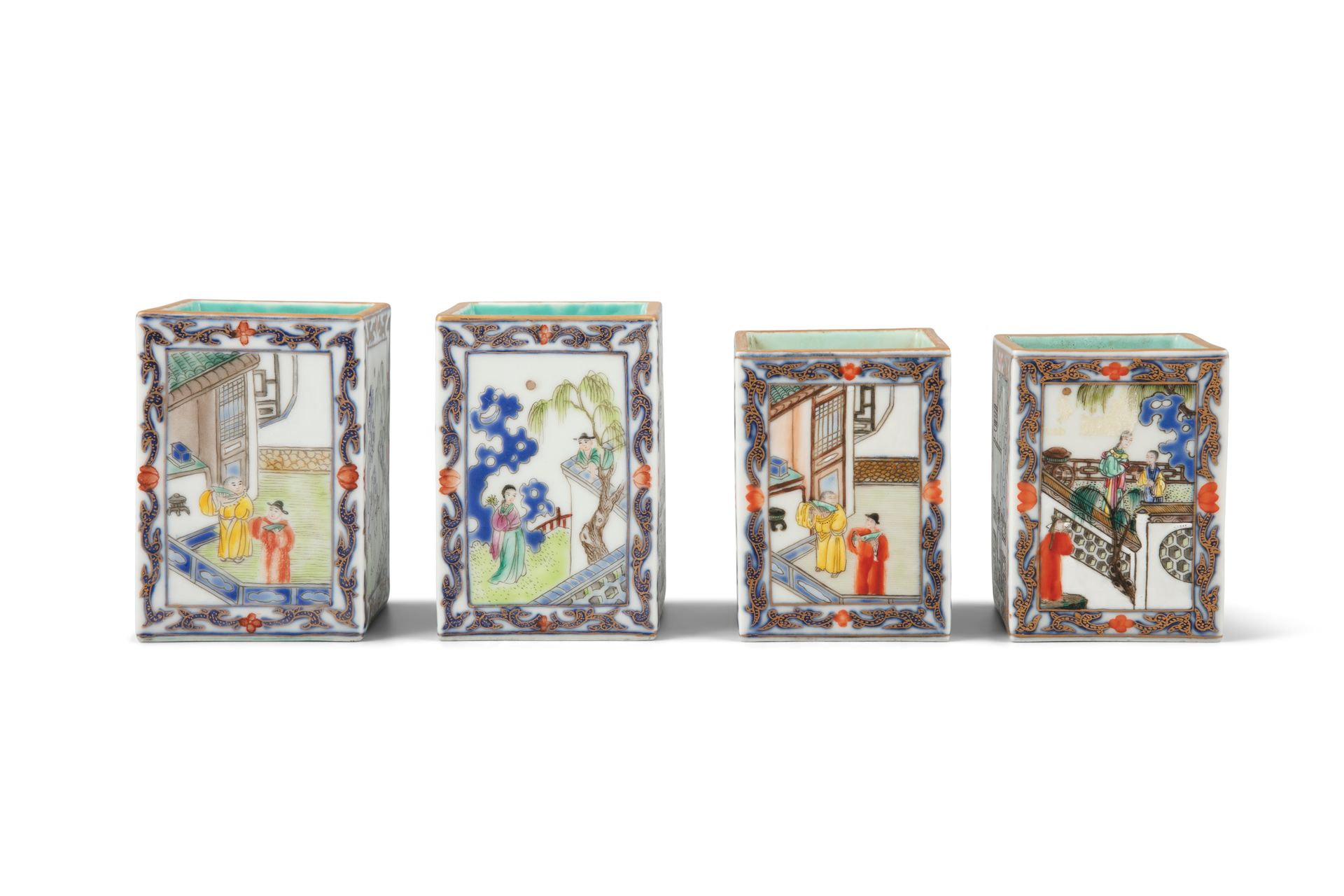 Null 一套四件粉彩方形瓷杯，比通中国，现代 所有都绘有相同的图案，底都有乾隆皇帝的钴蓝和篆书六字的天启款。尺寸（最大的）： - 高：8,1厘米； - 侧：5&hellip;