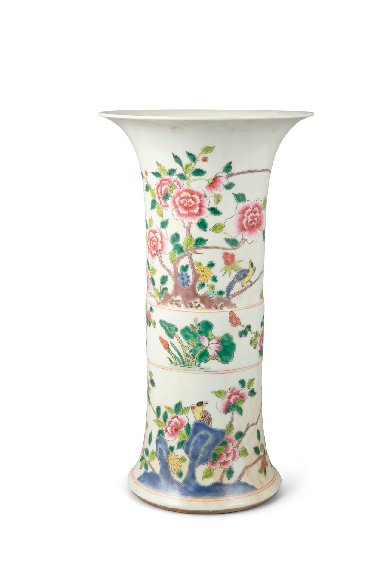 Null 燕园过渡风格的粉彩和钴蓝 "菊花 "三角瓶，中国，20世纪 用粉彩和钴蓝装饰菊花和荷花，以及喜鹊。底部刻有钴蓝的 "光绪六字 "楷书款。 高: 41,&hellip;