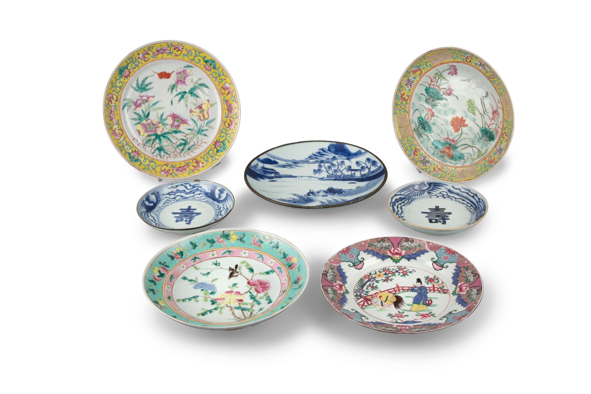 Null 一组七(7)件瓷器 中国和越南 它由以下部分组成。- 一个粉彩中国出口瓷器 "公鸡 "盘，中国，18世纪； - 三个大的粉彩瓷盘，中国，约1900年代&hellip;