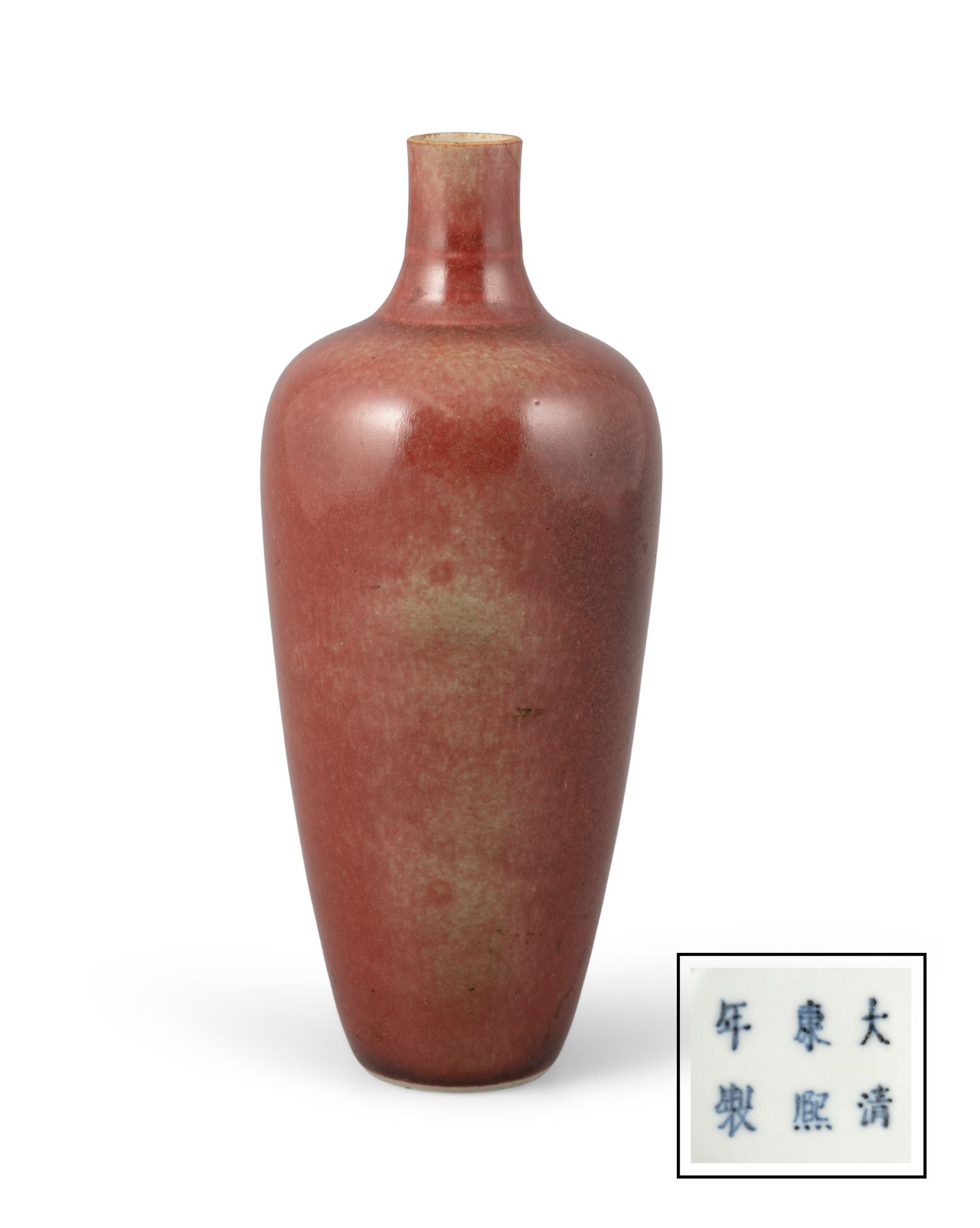 Null 椭圆形釉面瓷瓶 中国，清朝，可能是安溪时期 底部有钴蓝色的康熙六字款。高：19厘米