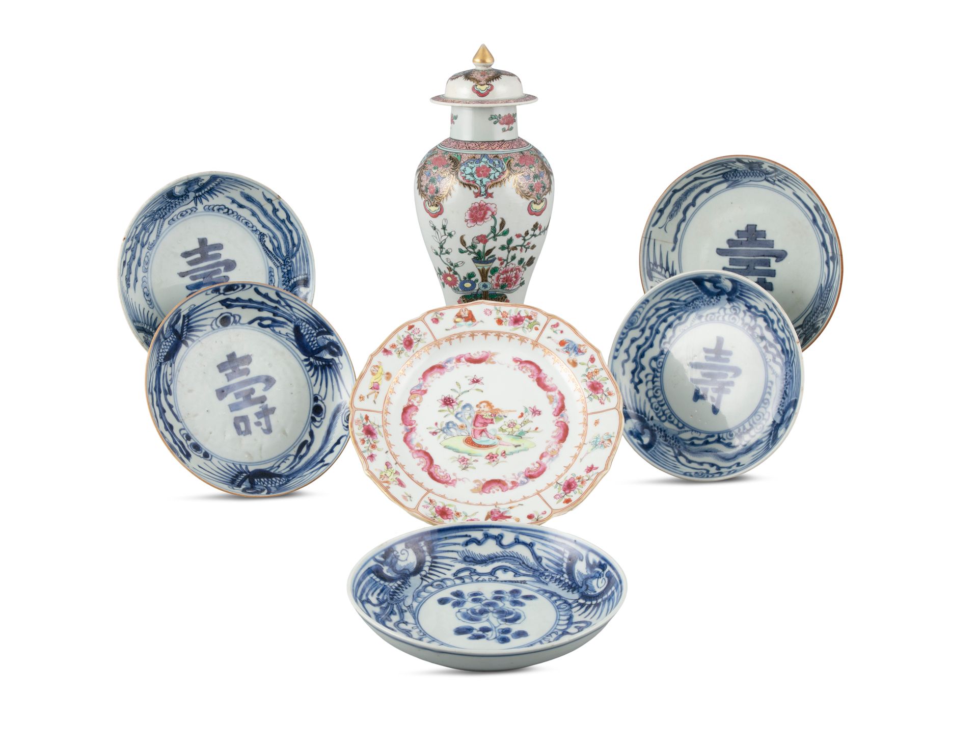 Null 一组七(7)件瓷器 中国和越南 它包括。- 一个中国出口型粉彩瓷器 "笛子演奏者 "盘，中国； - 一个中国出口型粉彩瓷器盖碗，中国，18世纪； - &hellip;