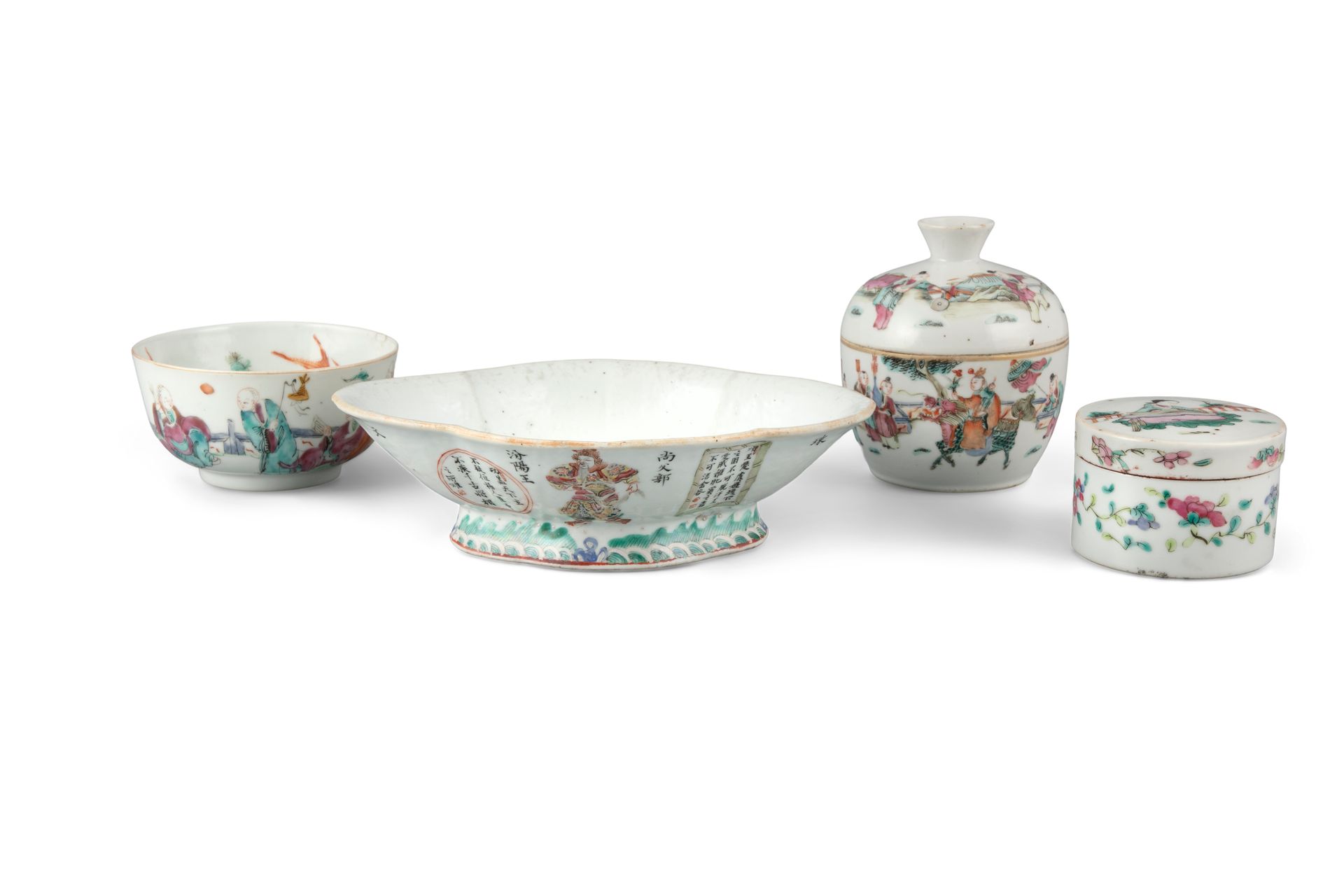 Null 一组四(4)件瓷器 中国，约1860年代-1900年代 它由以下部分组成。- 一件粉彩 "武状元 "杯/供奉碗，底部有红色印记； -一件粉彩 "男孩 &hellip;