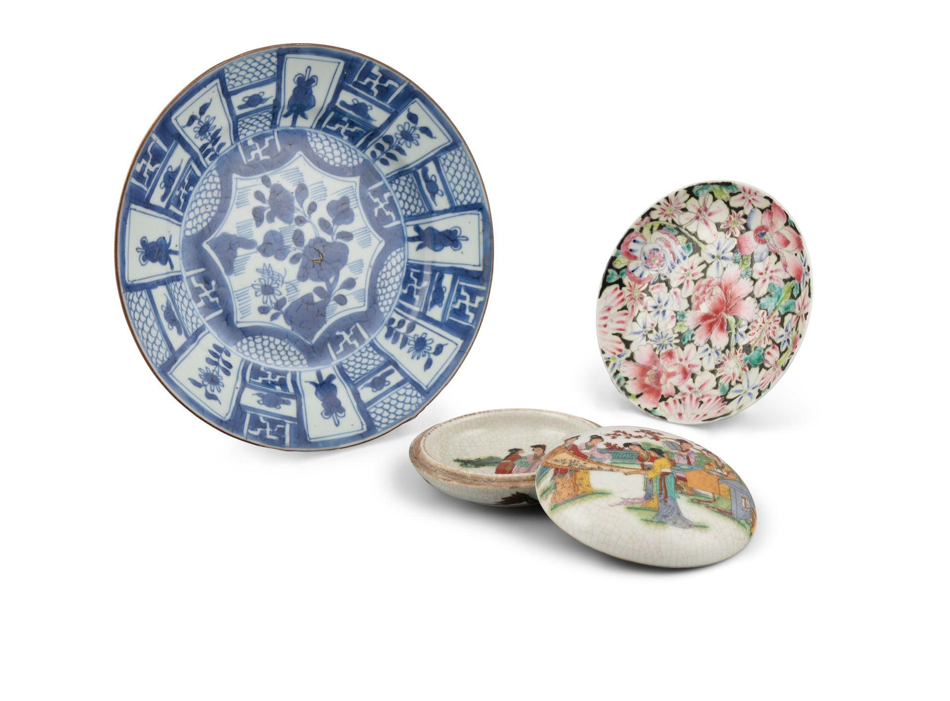 Null 青花瓷盘 中国，晚明 D: 21,4 cm 本拍品中还包括一个现代印泥盒和一个瓷碟。