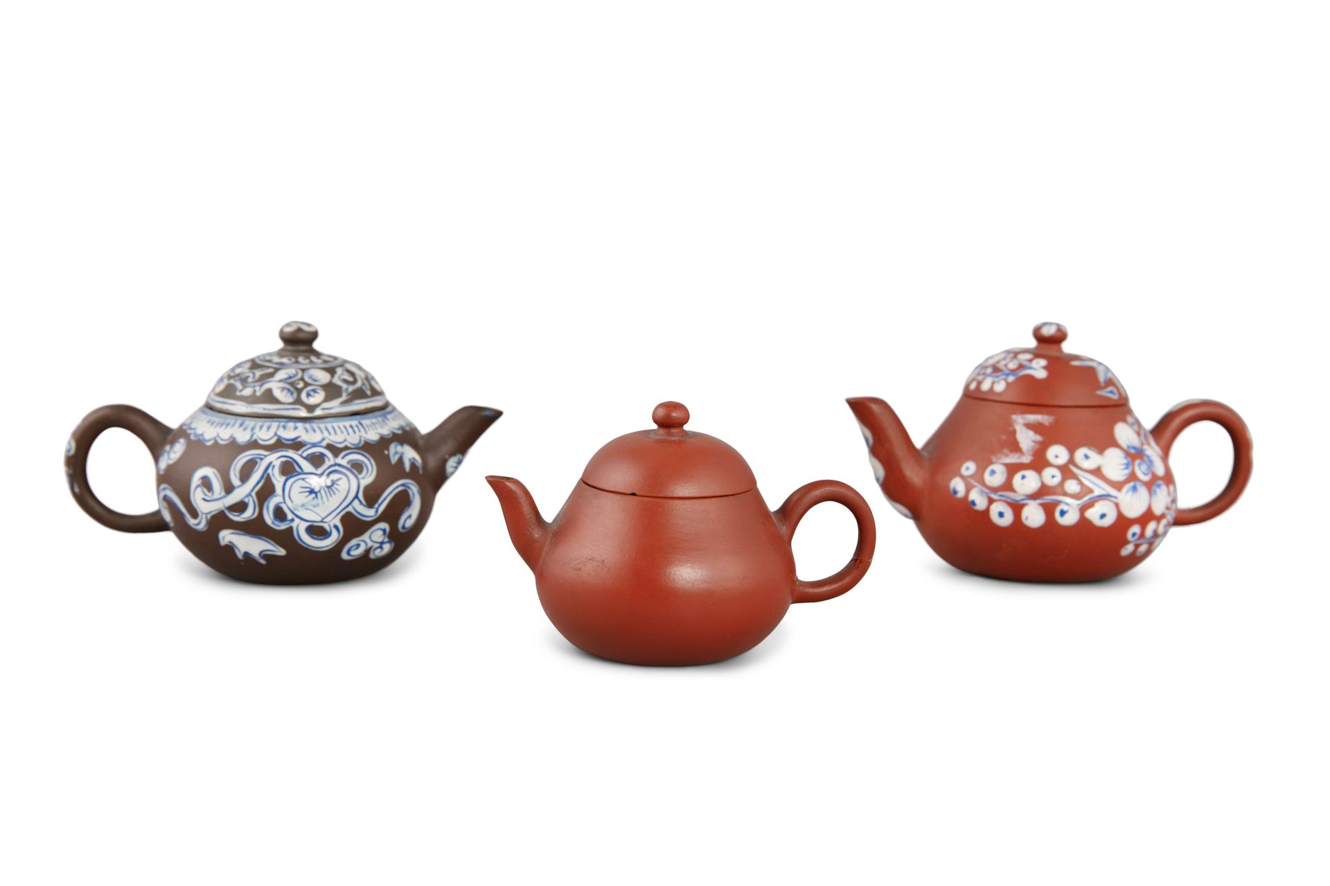 Null 一组三件（3）宜兴茶壶 中国，20世纪 第一件是用棕色的泥土制作的，用白色和蓝色的厚釉强化，特别是描绘了一片蒿草的叶子，底部有一个压印，一个伪四字的嘉&hellip;