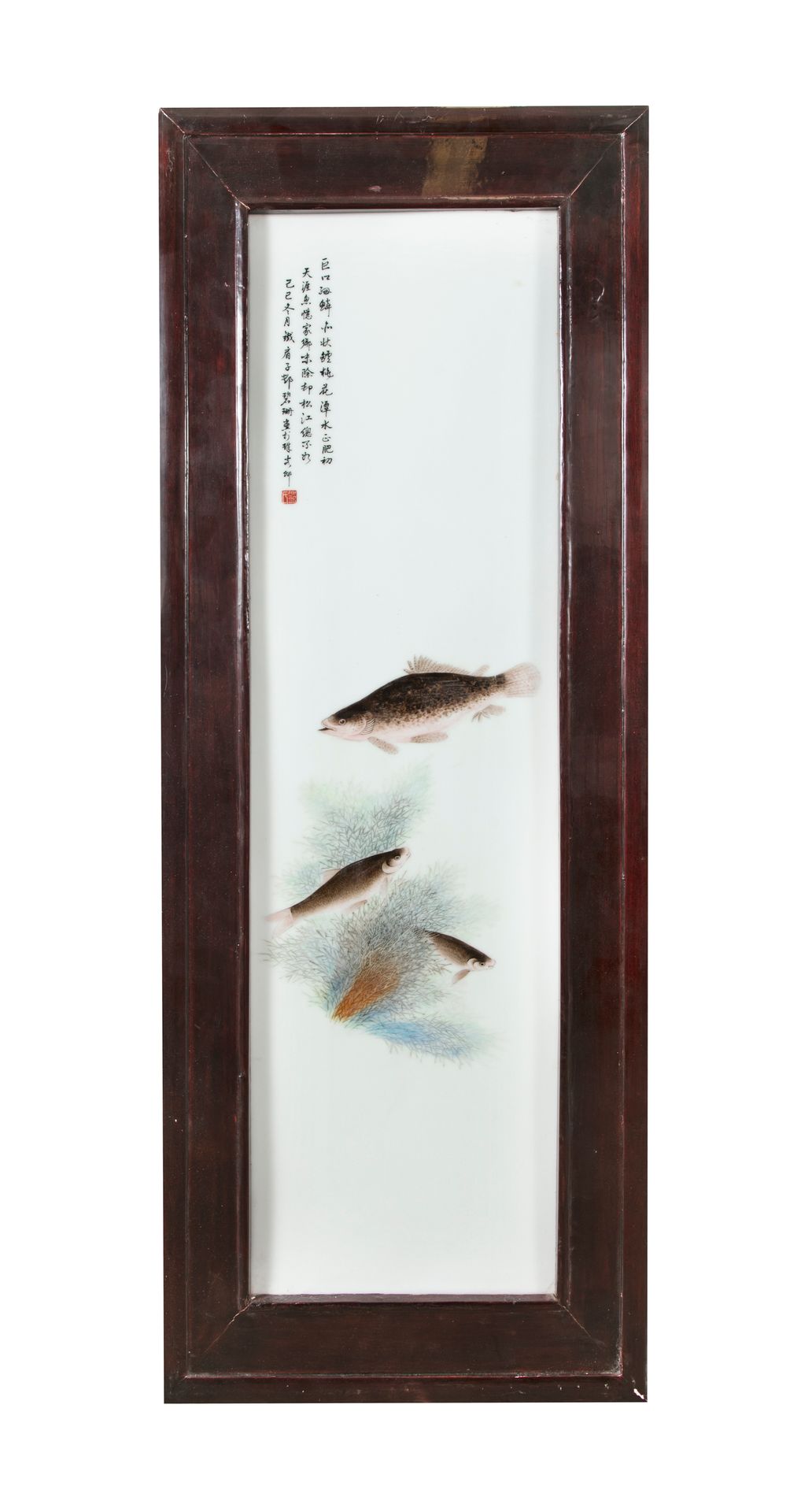 Null 邓碧珊风格的 "鱼 "形瓷盘 中国，20世纪 有书法和红印章，上面有邓碧珊的天书签名和1929年的循环日期。木质框架。尺寸（匾额，大约，在其框架内看到&hellip;