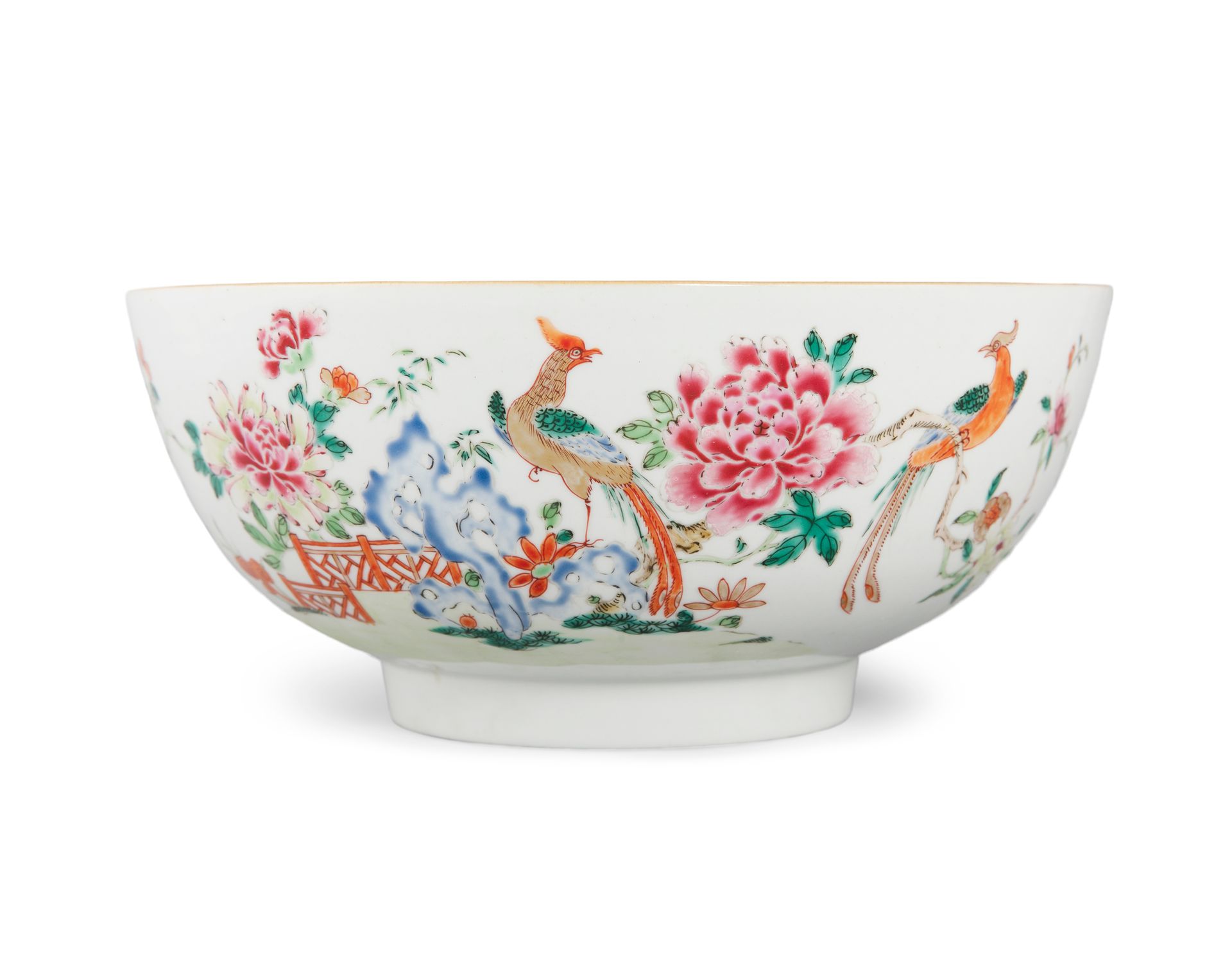 Null 
A FAMILLE ROSE PUNCH BOWL