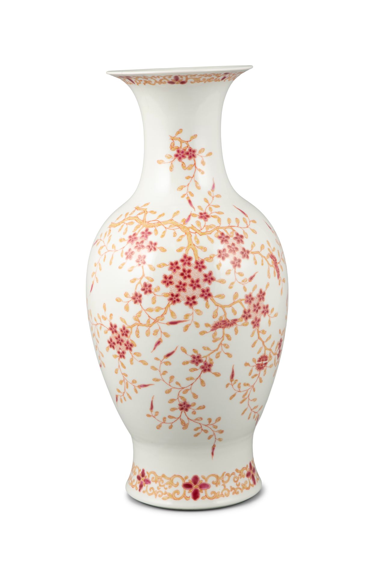 Null 一件卡尔曼装饰的 "梅花 "凤尾瓷瓶 中国，20世纪 精巧地画着梅花。底部有一个铁红色的洪宪皇帝的四字天书款。 高：40,5厘米