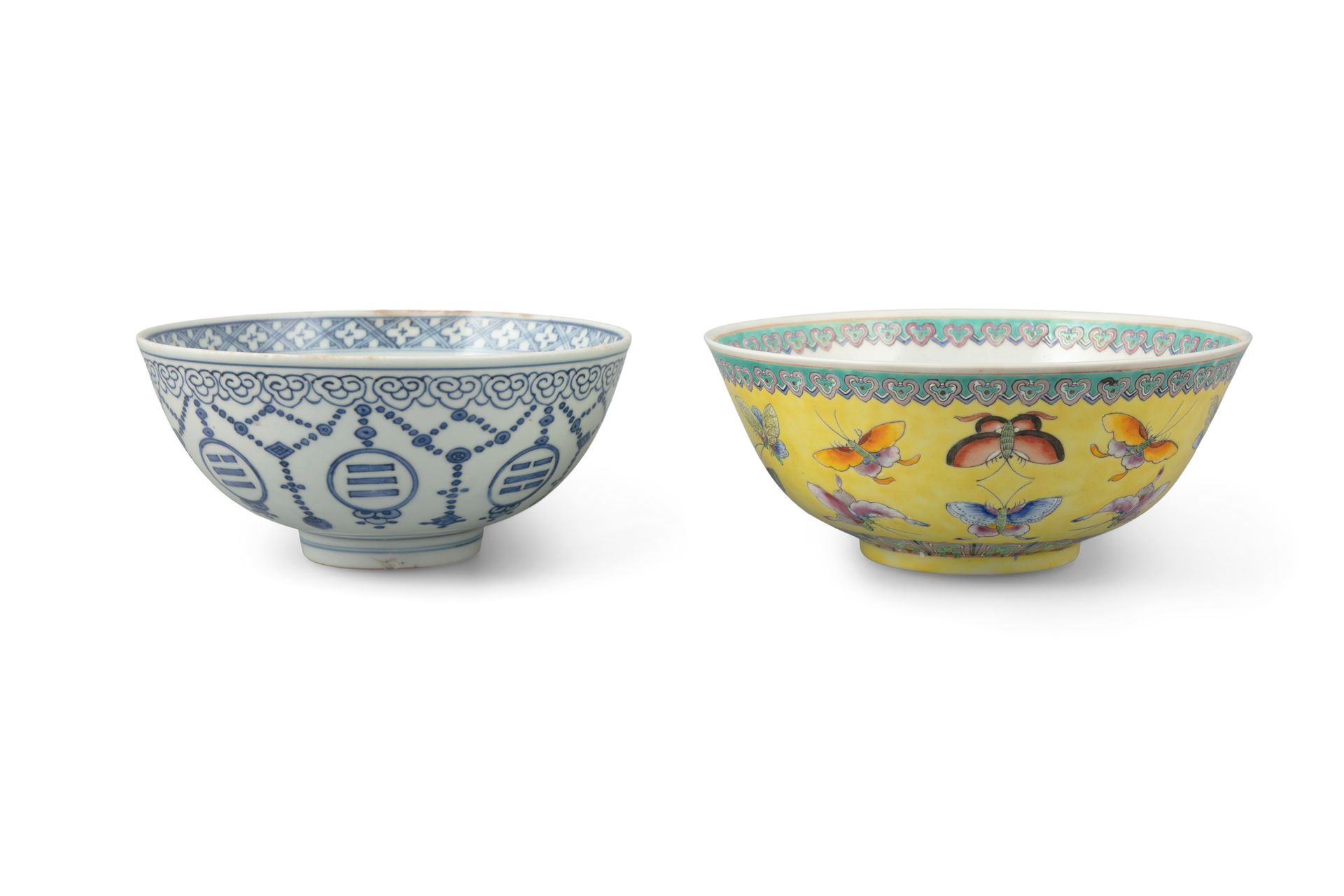 Null 一组两（2）个瓷碗 中国，现代 第一件以黄地和粉彩描绘 "百蝶"，底部刻有珊瑚红的光绪皇帝的天书款。第二件是钴蓝色的八卦图、花环、仙鹤和云彩，底部刻有&hellip;