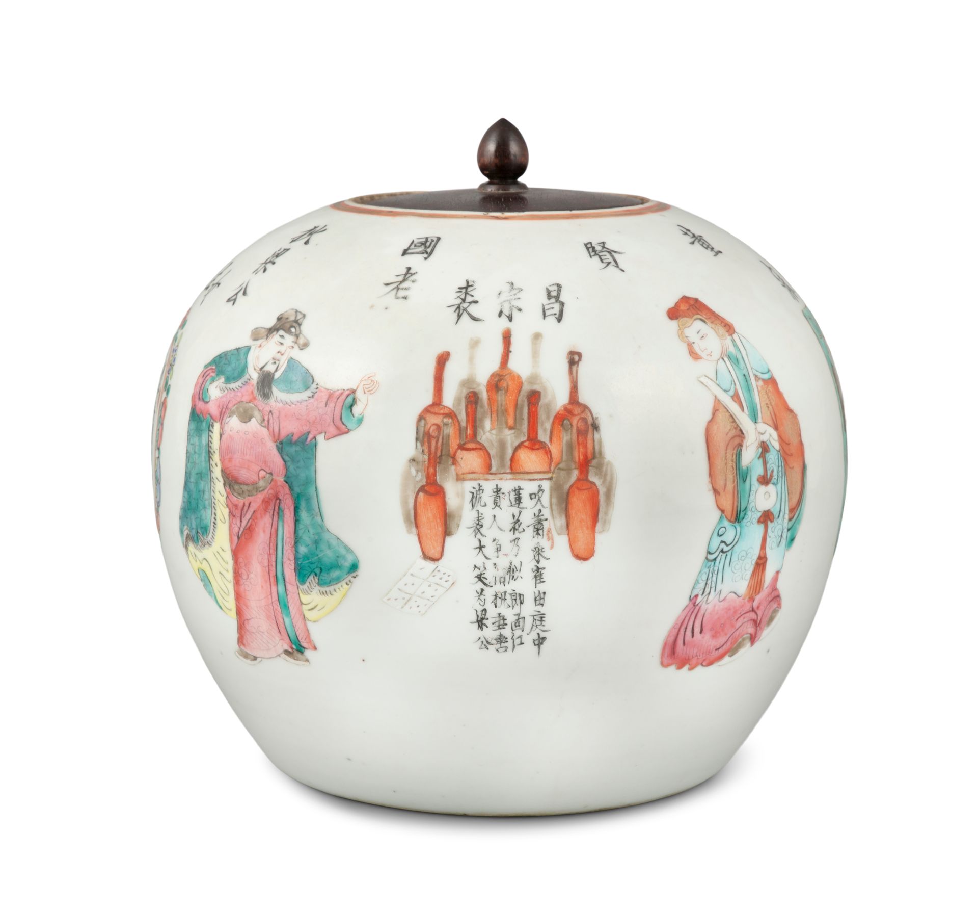 Null 一件粉彩 "吴双浦 "瓷罐 中国，清朝，19世纪 以粉彩装饰 "无双表 "的四个英雄，其中还有书法。底部有一个旧的收藏家的法文标签，上面写着 "Plu&hellip;