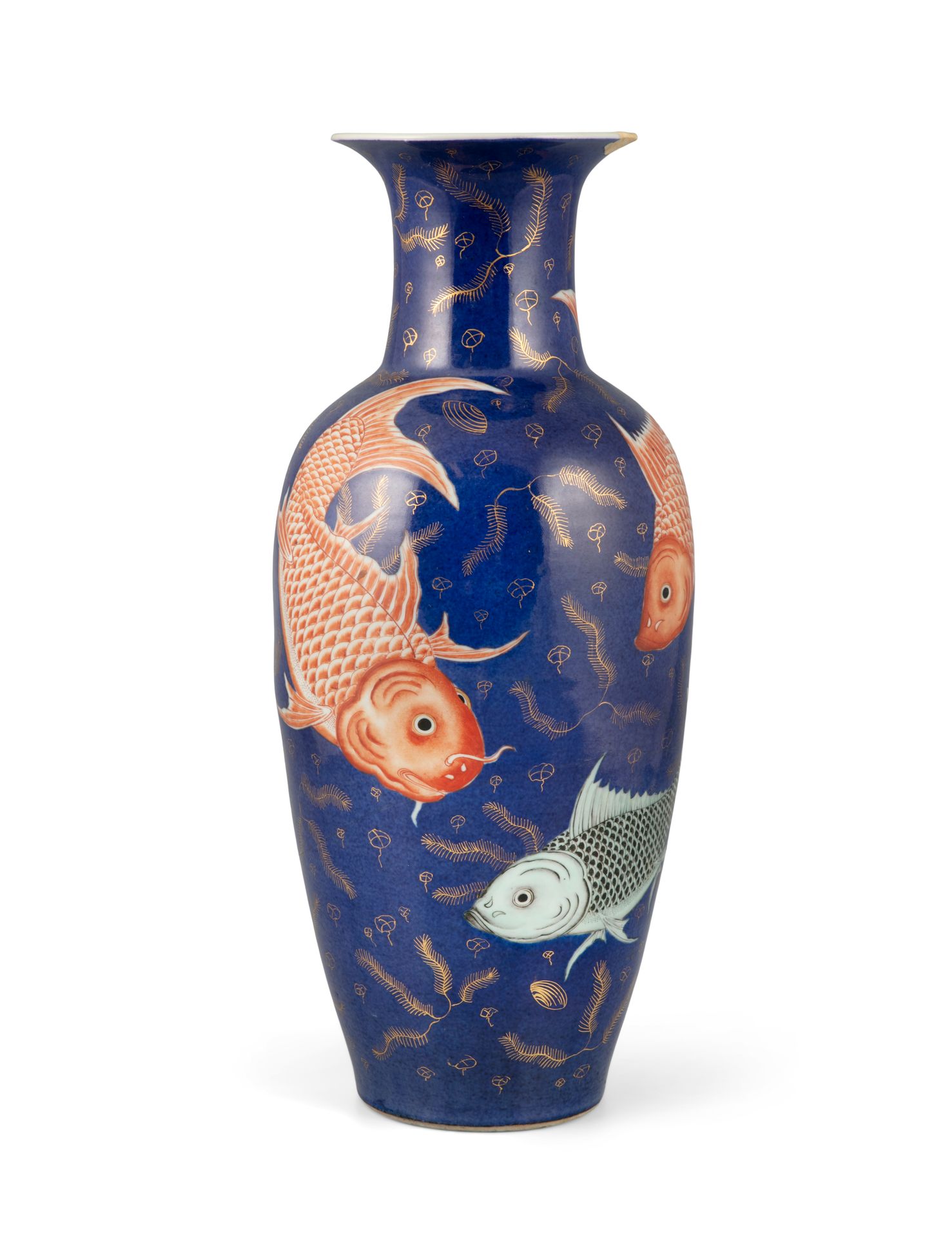 Null 粉蓝地铁红鎏金鱼尾瓷瓶，冯伟尊 中国，晚清，19世纪，康熙风格 地面全部用粉蓝来模仿河水，并以鎏金藻类加强。总共描绘了五条鲤鱼，其中一条是单色的，包括&hellip;