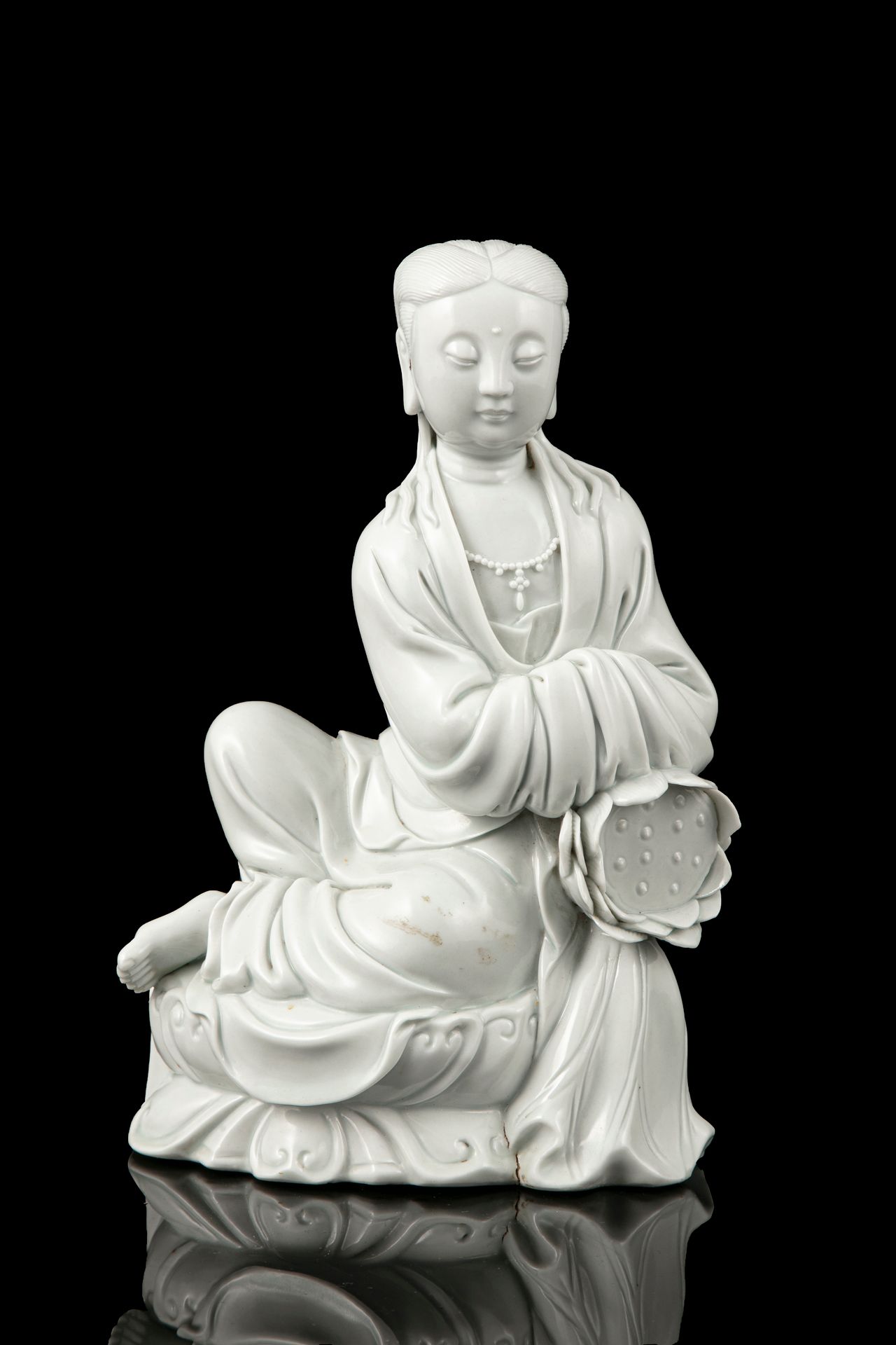 Null 一件模制的德化白玉观音与莲花模型 中国，现代 观音坐着，身穿宽松的长袍，两只手合在一起，雕塑的背面有一个方形的标记和一个双葫芦形的标记。 高: 21,&hellip;