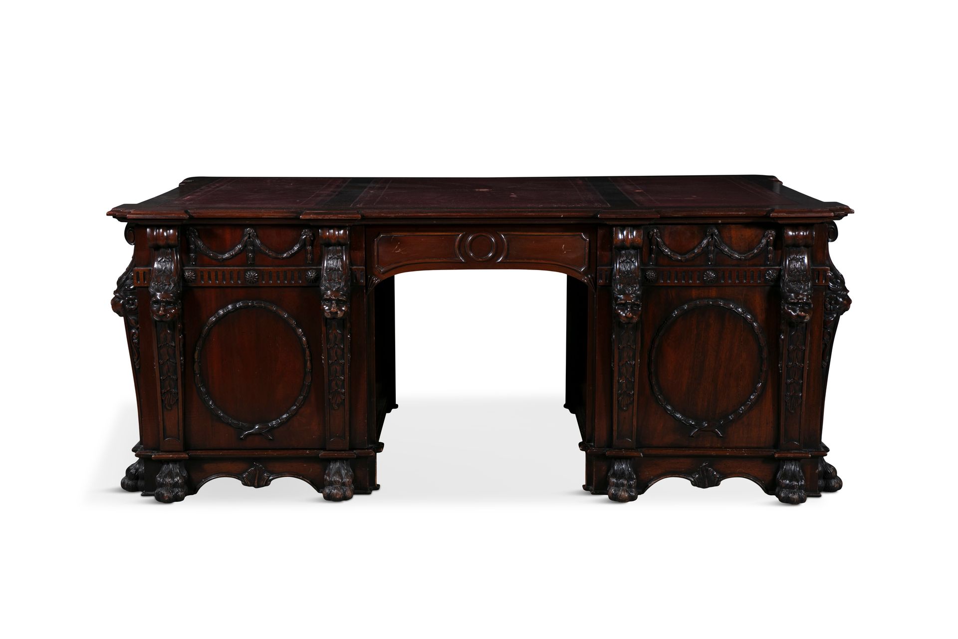 Null 红木双柱式合伙人书桌，沿用了托马斯-奇彭代尔 1740 年的设计，长方形桌面四角外露，上面有三个饰有工具纹的皮革书写面板，中间有一个抽屉，底座上有短抽&hellip;