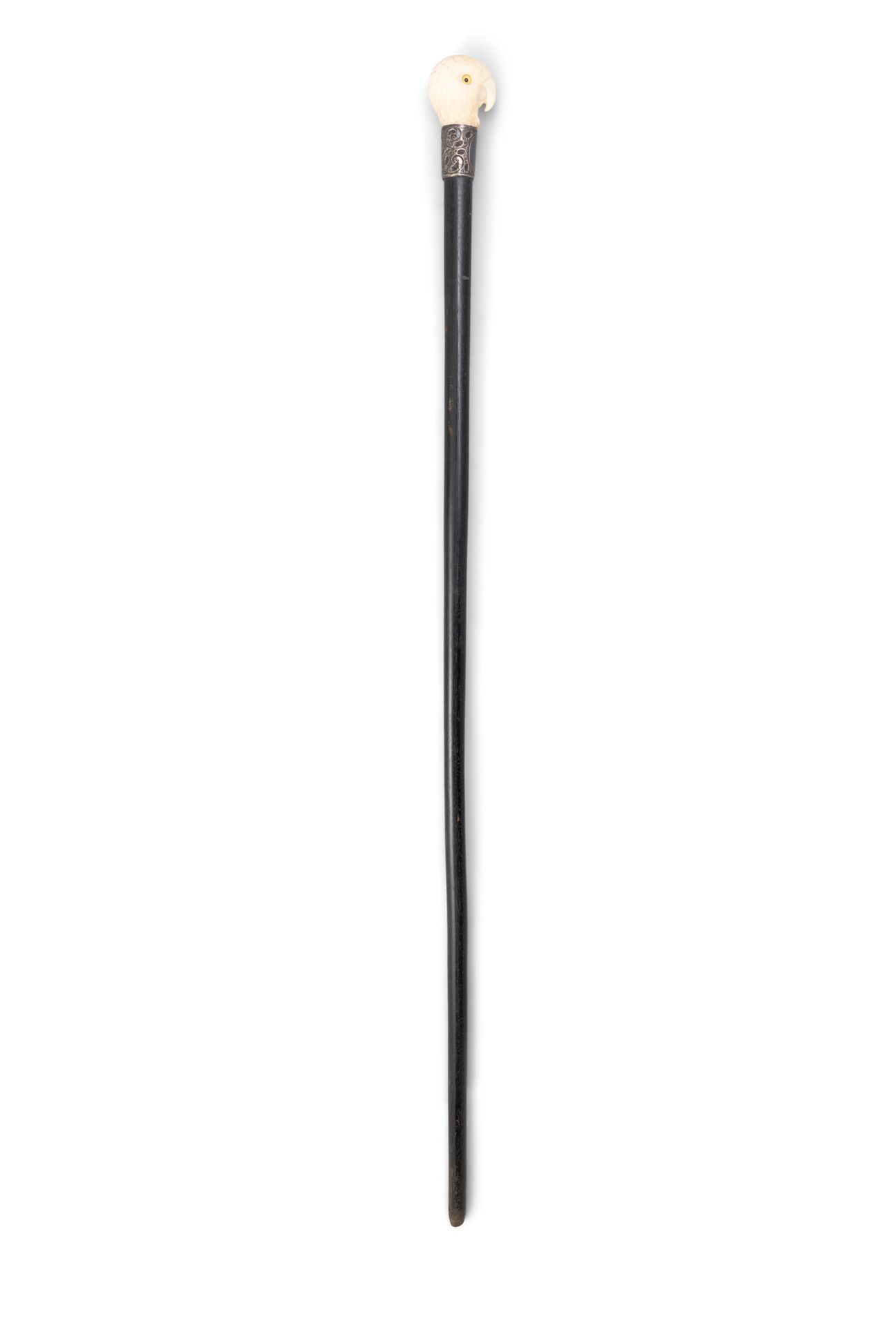 Null *一支 19 世纪的步行杖，顶部为鹦鹉头形状的象牙雕刻 "拳柄"，配有银座，伯明翰，1893 年。90 厘米长 标有（*）符号的物品在出口时可能会受到&hellip;