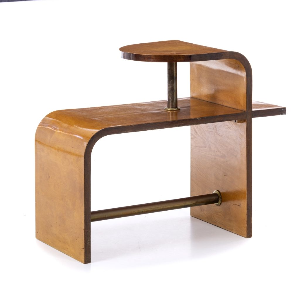 Null 法国作品，约1930年 - 装饰艺术的边桌。法国，约1930年，榉木和桃花心木贴面，金属应用。有使用的痕迹。尺寸：69x84x40厘米。