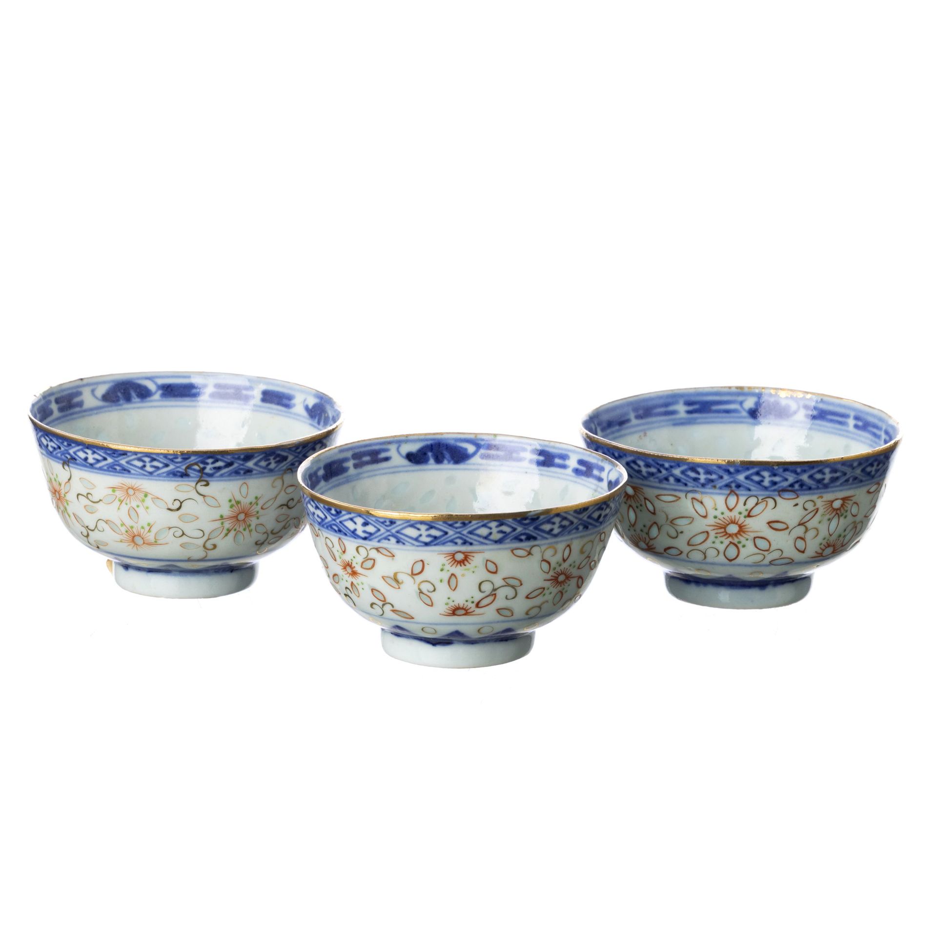 Three bowls in 'rice grain' porcelain 米粒瓷三碗 中国，民国，'米粒'瓷，多色和金色，有花卉图案和蝙蝠的楣，背面有装饰。底&hellip;