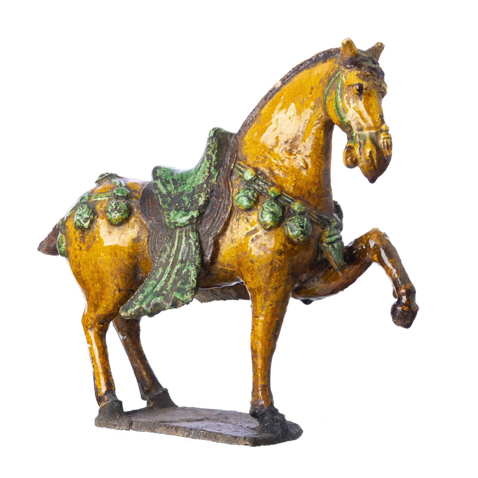 Horse in chinese ceramic 中国陶瓷中的马 中国，20世纪，带多色装饰的陶器雕塑，描绘了一匹马。有磨损的痕迹，轻微缺陷。尺寸：33厘米