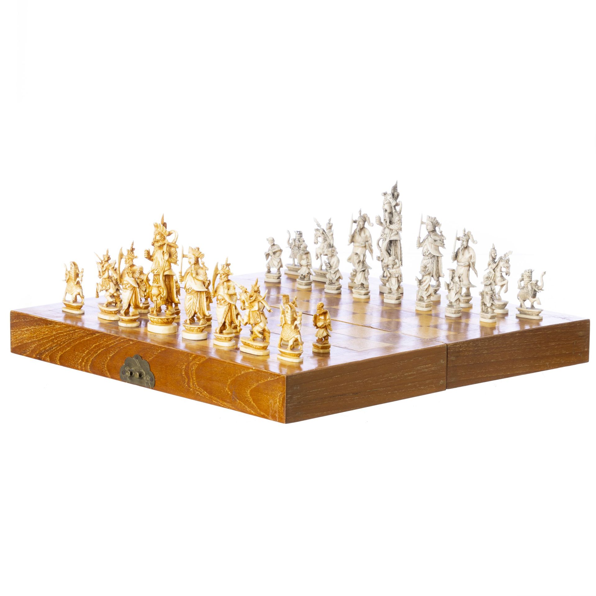 Chinese chess in bone with box 中国骨质国际象棋与盒子 中国，20世纪，32个雕刻的骨质棋子，有皇帝，大象，武士和骑士的形象，16&hellip;