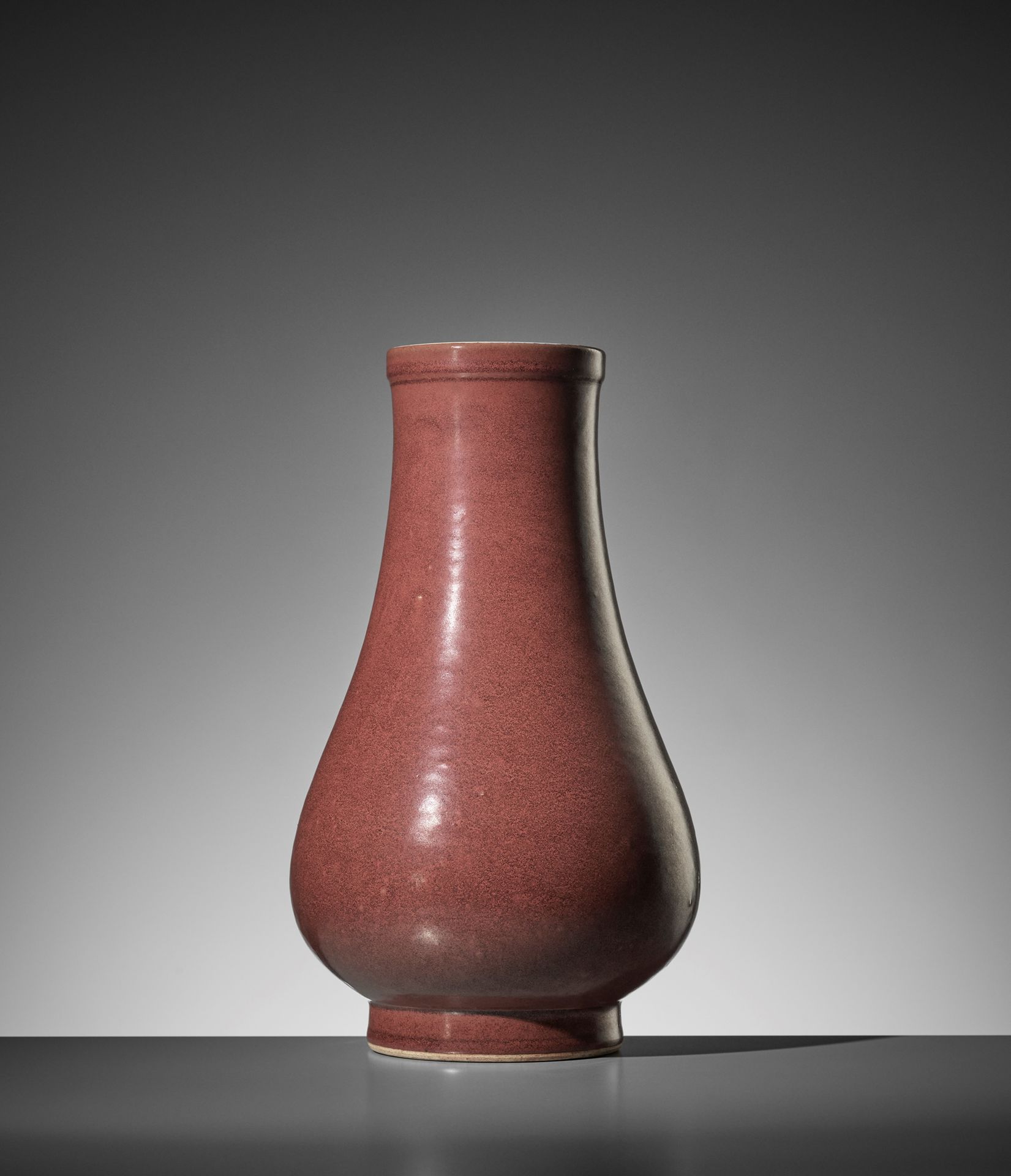 一件精美的铁锈釉胡瓶，清代中国，18-19世纪。坚固的壶身，梨形的器皿 