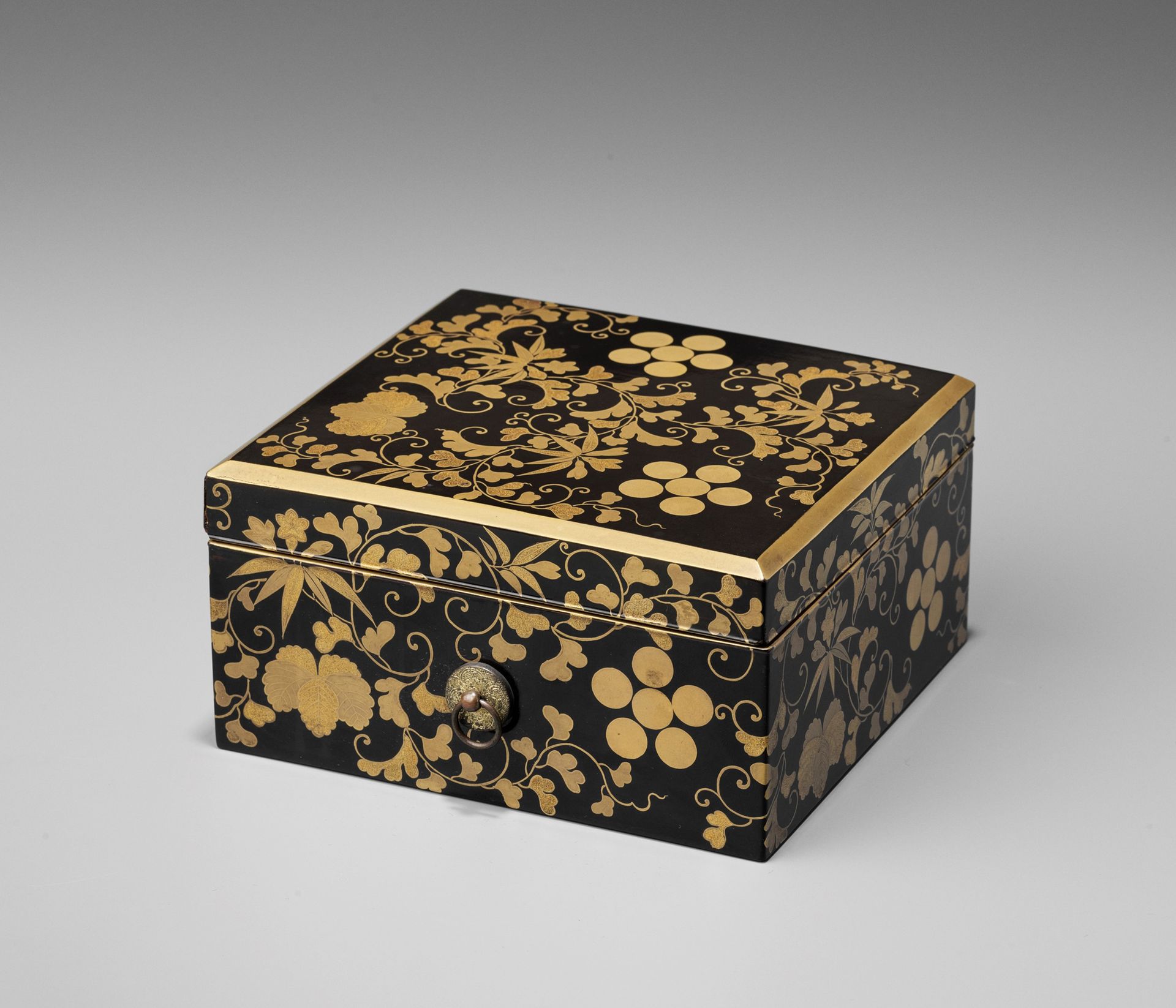 A LACQUER BOX AND COVER WITH MONS 
Japan,19. Jh., Edo-Periode (1615-1868)

Recht&hellip;