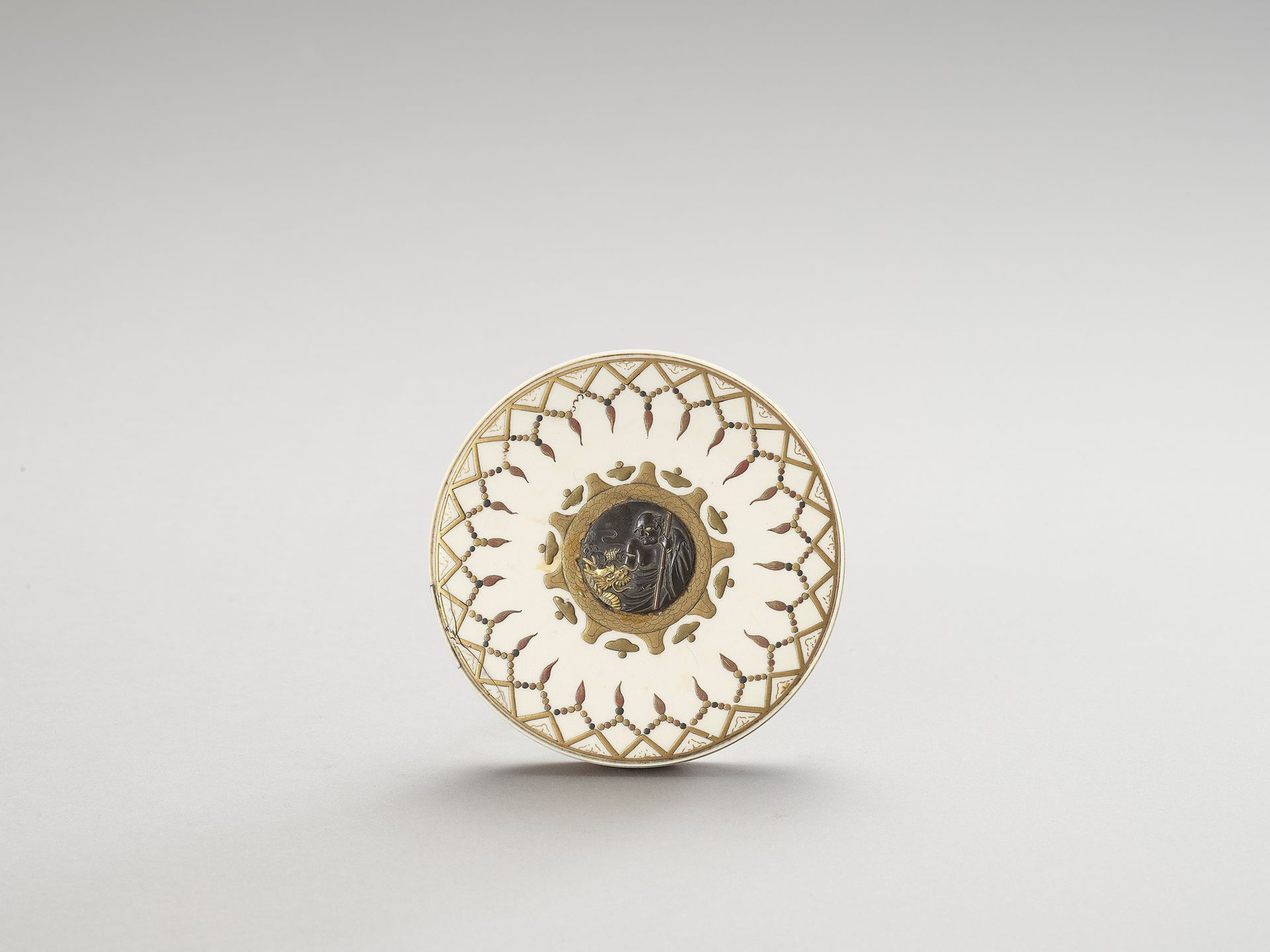 AN IVORY, METAL AND LACQUERED CIRCULAR LIDDED BOX 


Japan, Meiji-Periode (1868-&hellip;