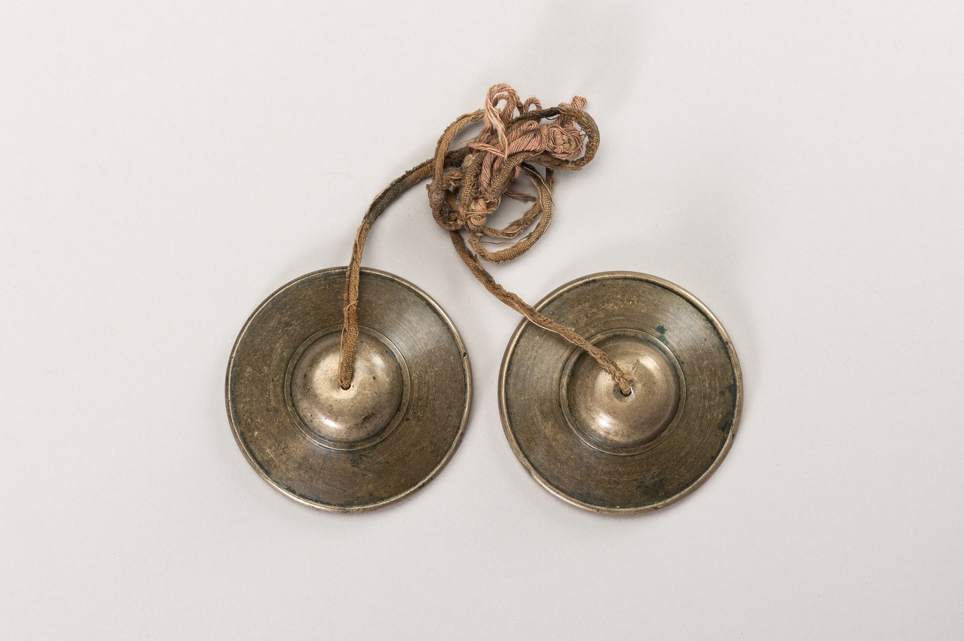 A PAIR OF TWO SMALL TIBETIAN RITUAL CYMBALS PAIRE DE DEUX PETITS CYMBALES RITUEL&hellip;