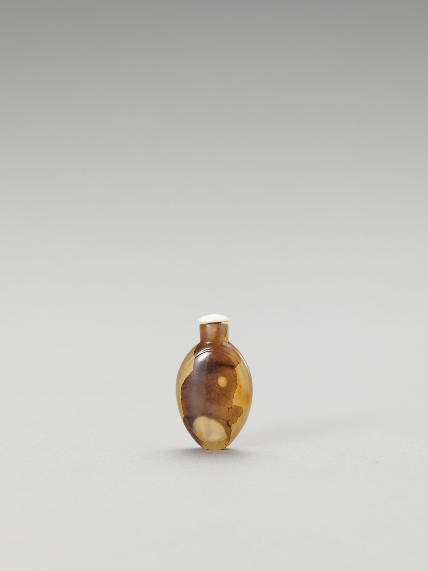 AN AGATE LADIES SNUFF BOTTLE AGATE LADIES SNUFF BOTTLE
中国，19世纪。小的拉长的卵形瓶，美丽的半透明的焦&hellip;